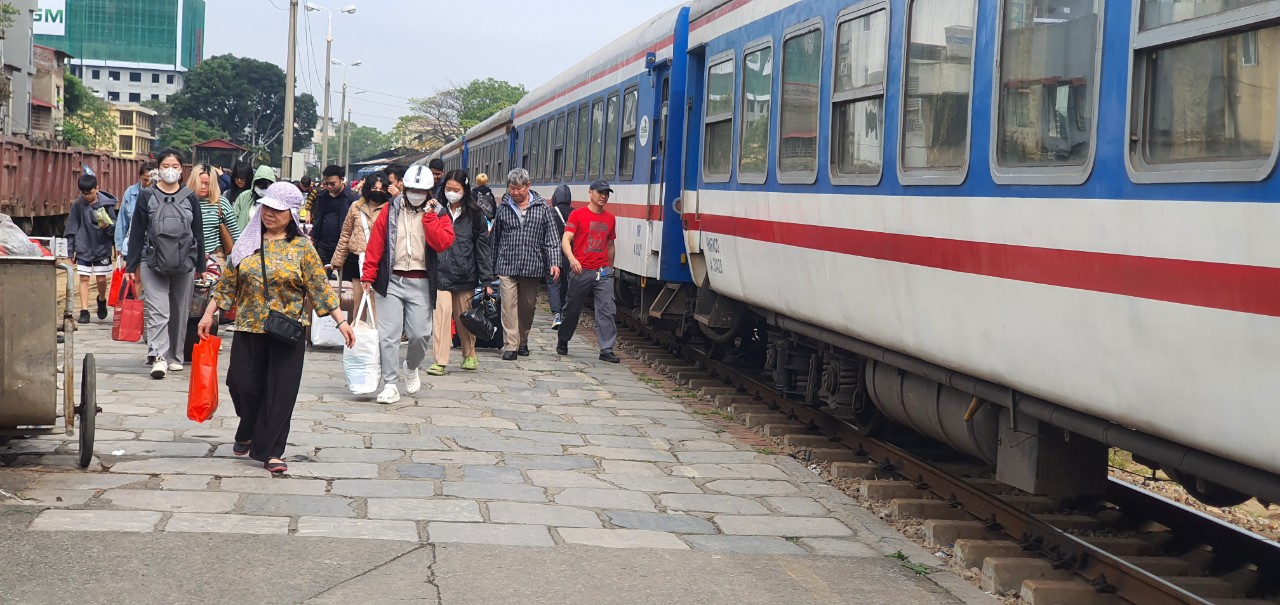 Nhộn nhịp sân ga tuyến đường sắt Hà Nội - Hải Phòng ngày cận Tết- Ảnh 3.