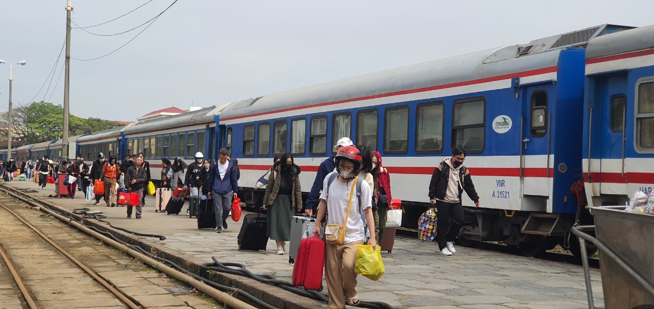 Nhộn nhịp sân ga tuyến đường sắt Hà Nội - Hải Phòng ngày cận Tết- Ảnh 4.
