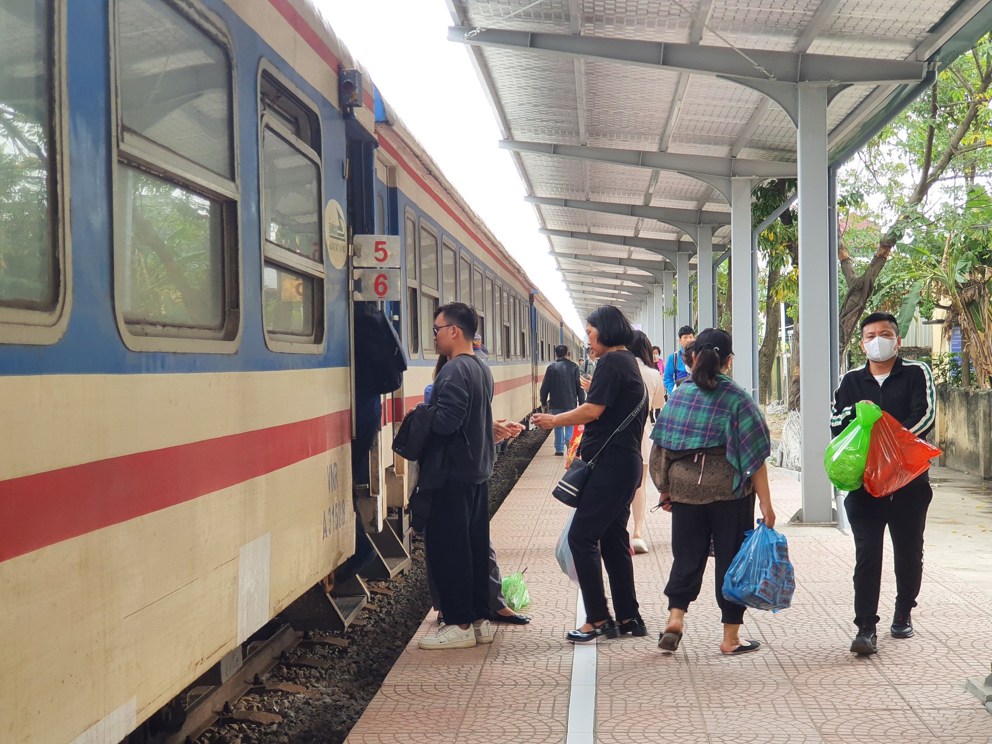 Nhộn nhịp sân ga tuyến đường sắt Hà Nội - Hải Phòng ngày cận Tết- Ảnh 9.