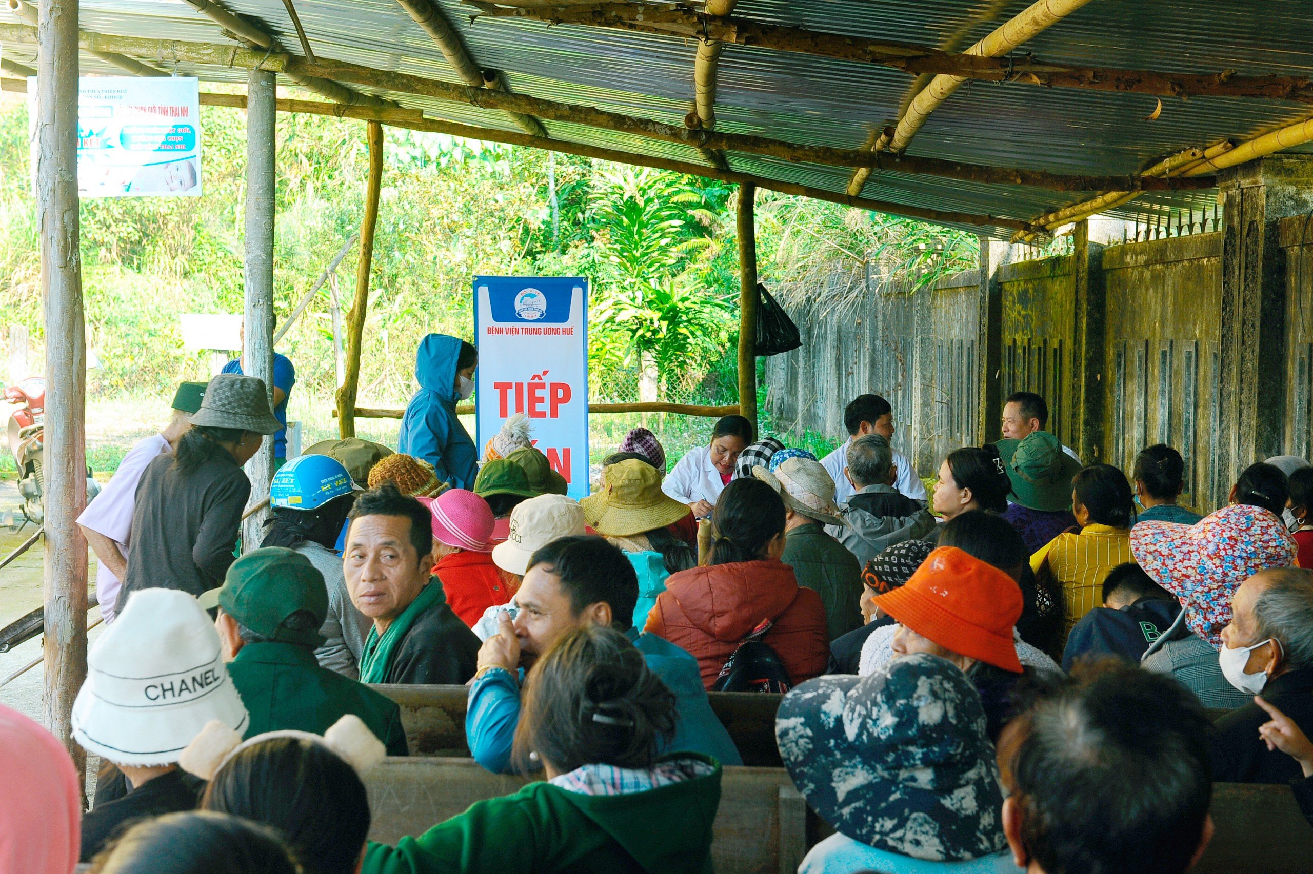 Hàng trăm người dân xã miền núi Thừa Thiên Huế được khám bệnh, cấp thuốc ngày giáp tết- Ảnh 2.