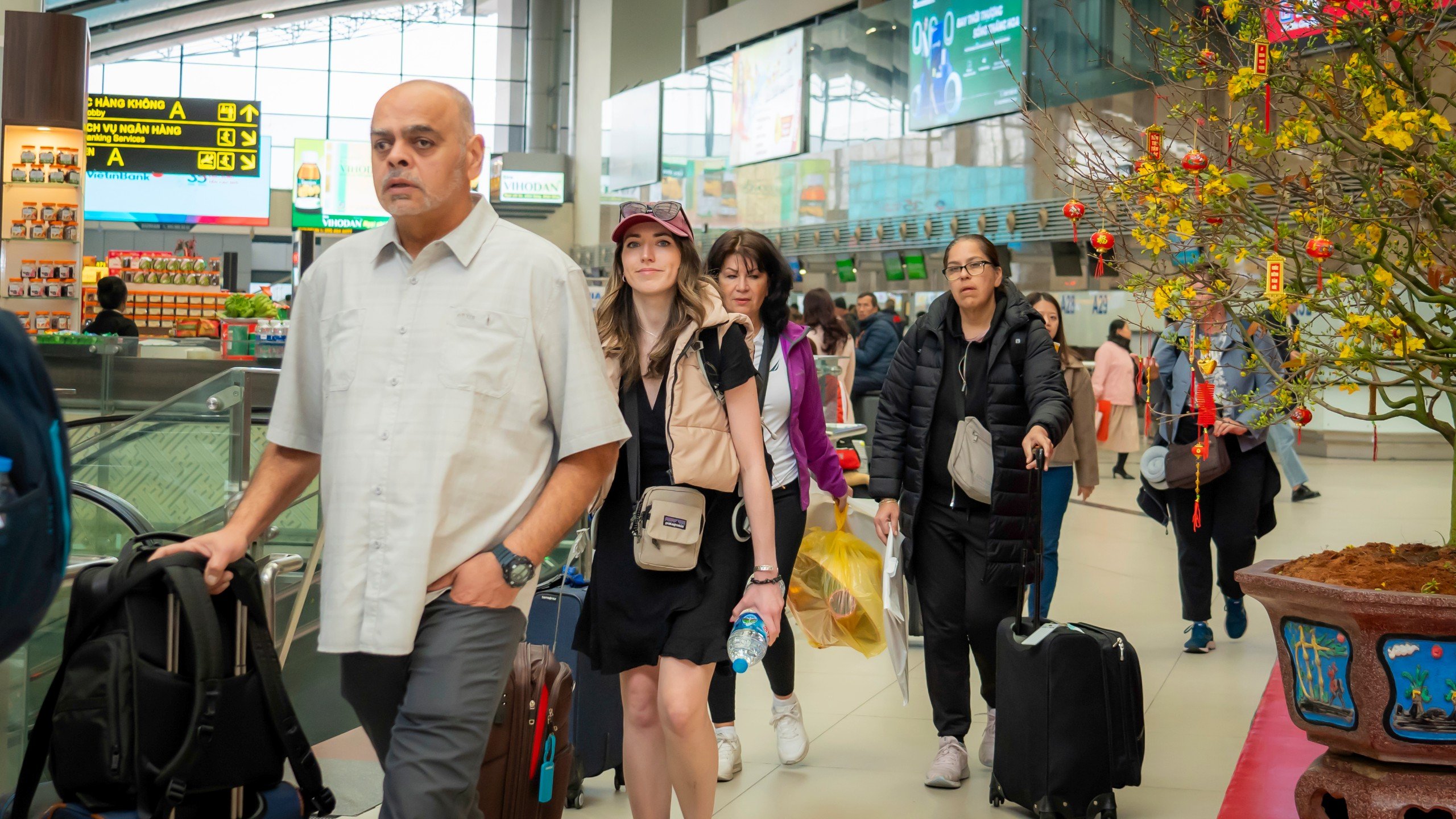 Ngày mai (7/2), sân bay Nội Bài dự kiến đón gần 100 nghìn lượt khách- Ảnh 1.
