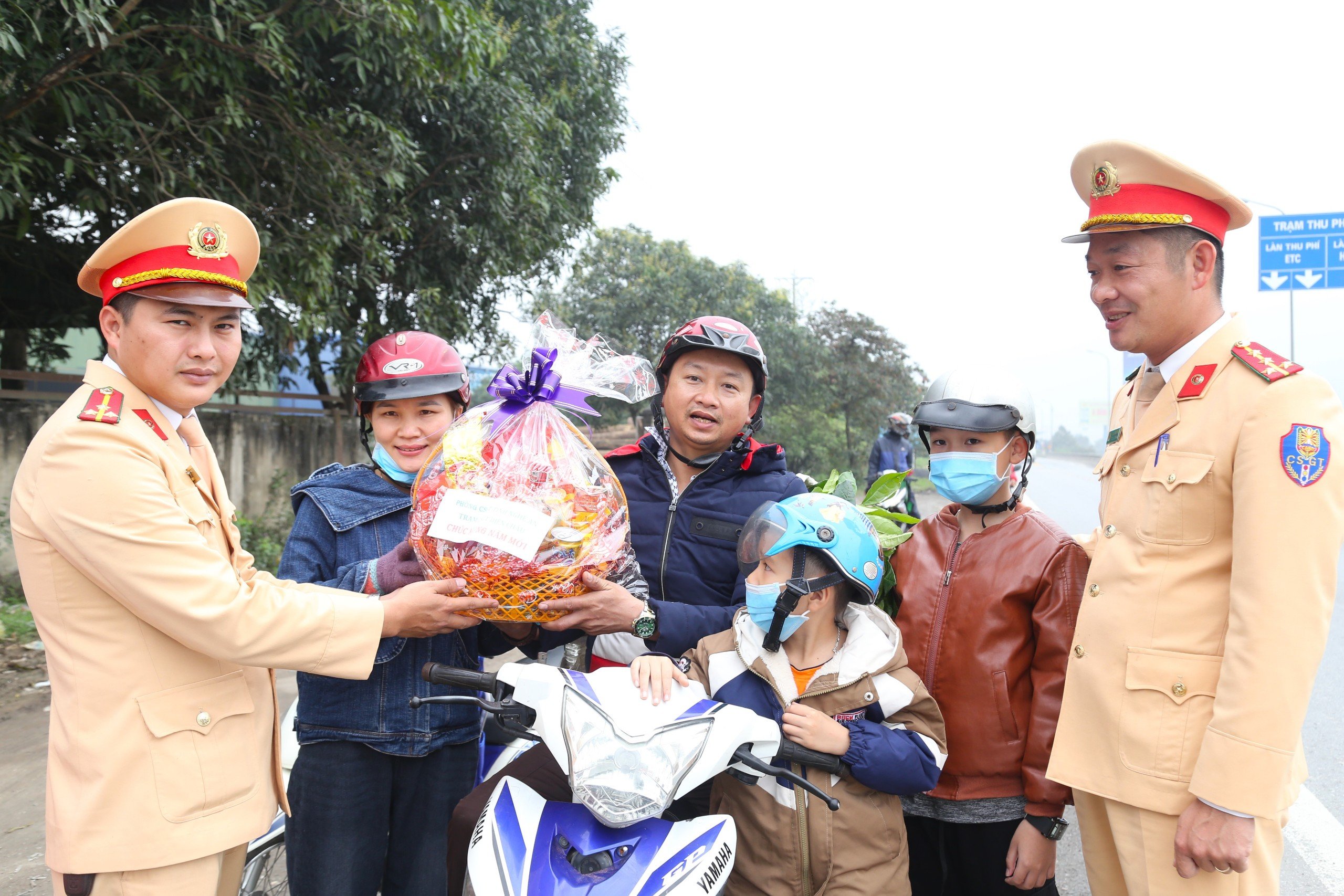 Người dân đi xe máy về quê bất ngờ khi CSGT dừng xe để tặng quà- Ảnh 1.