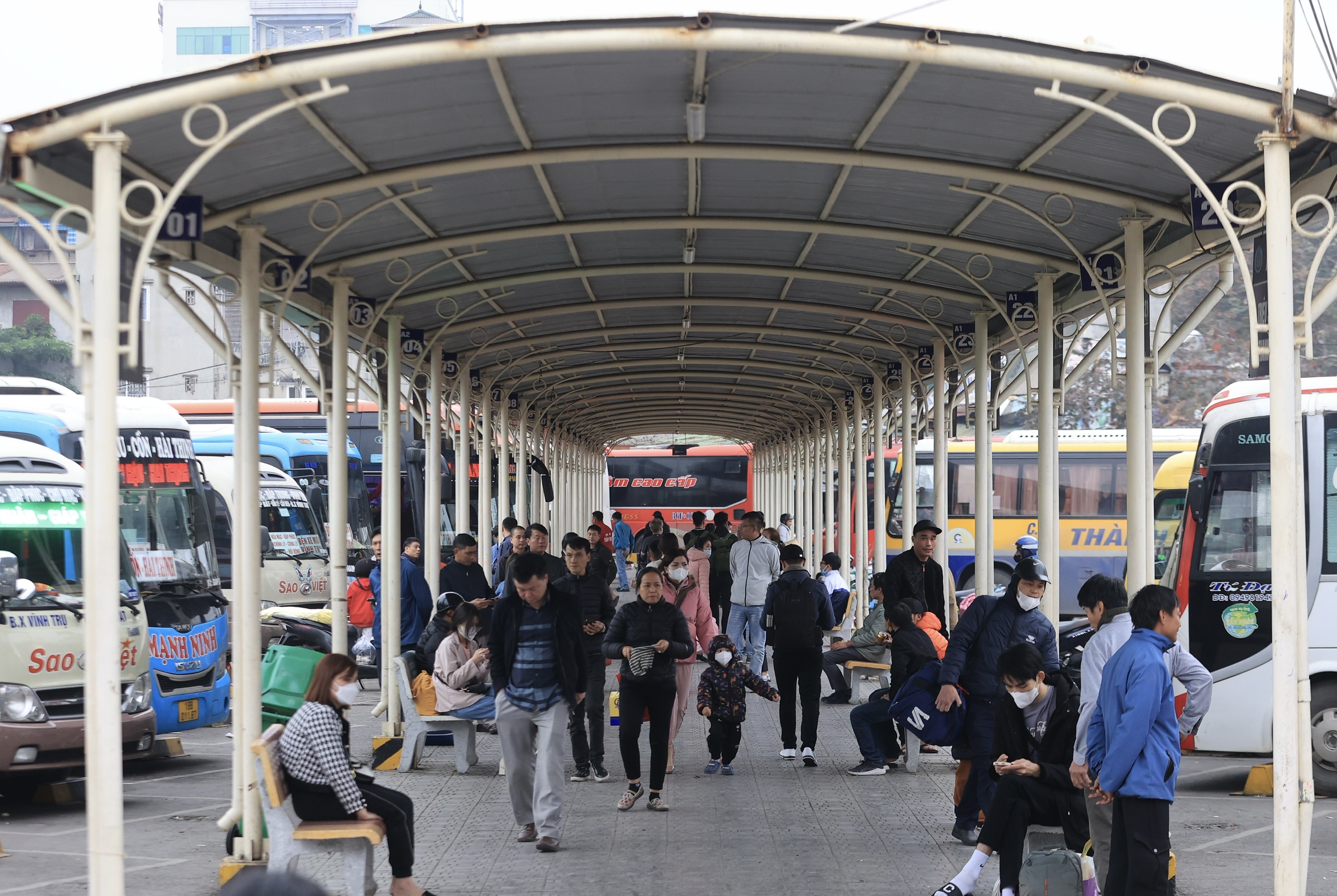 Bến xe Hà Nội nườm nượp khách về quê chiều 28 Tết- Ảnh 4.