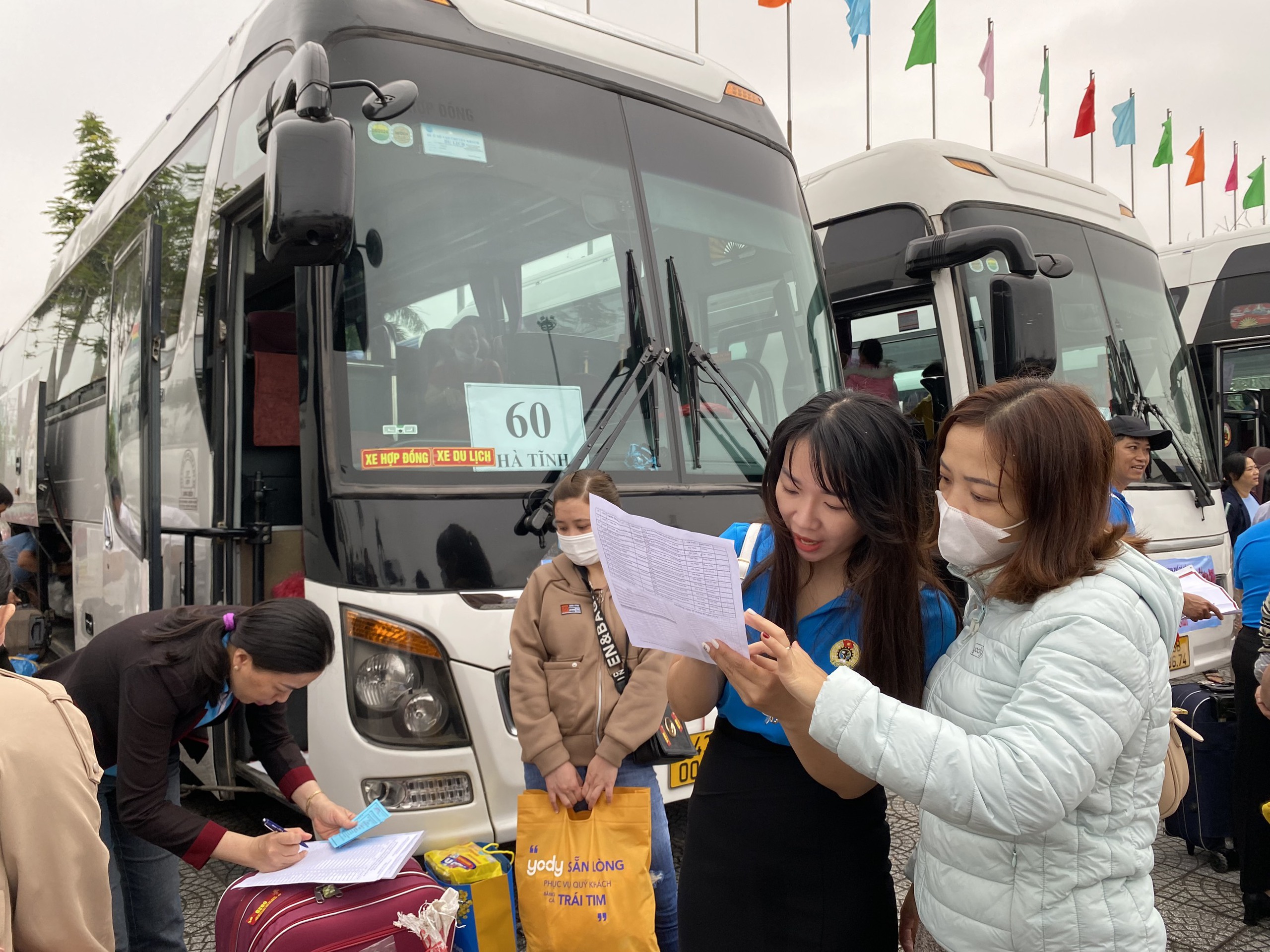 Công nhân Đà Nẵng tiết kiệm tiền triệu nhờ về Tết bằng chuyến xe Công đoàn- Ảnh 2.