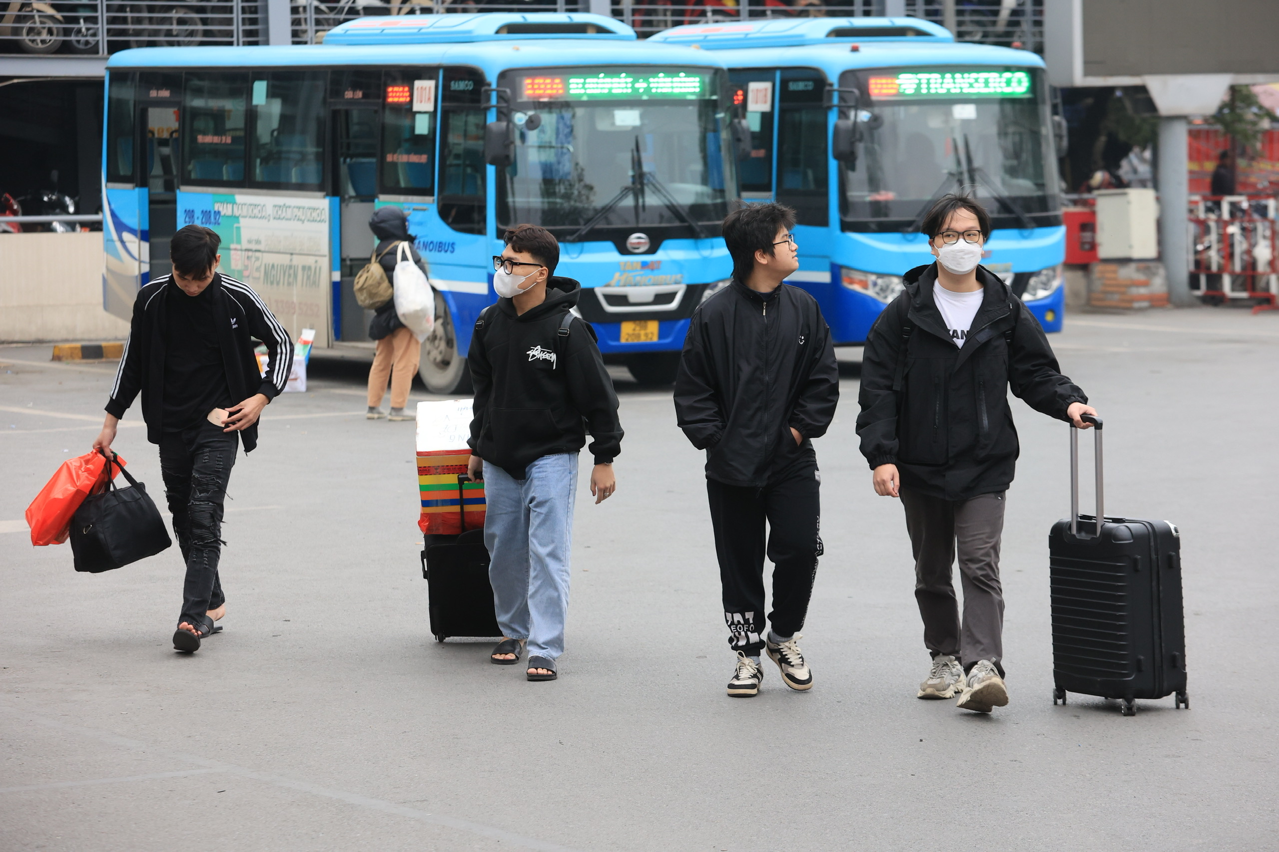 Bến xe Hà Nội nườm nượp khách về quê chiều 28 Tết- Ảnh 3.