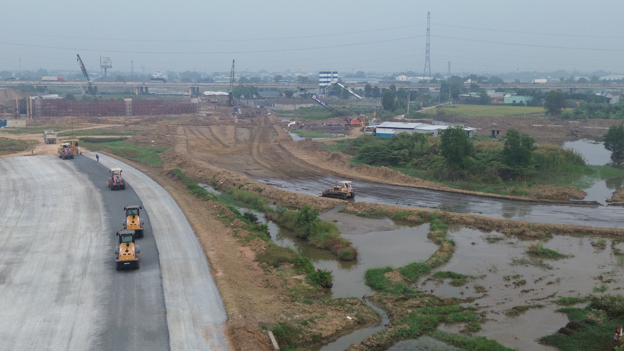 Sôi động công trường cao tốc Bến Lức - Long Thành ngày giáp Tết- Ảnh 11.