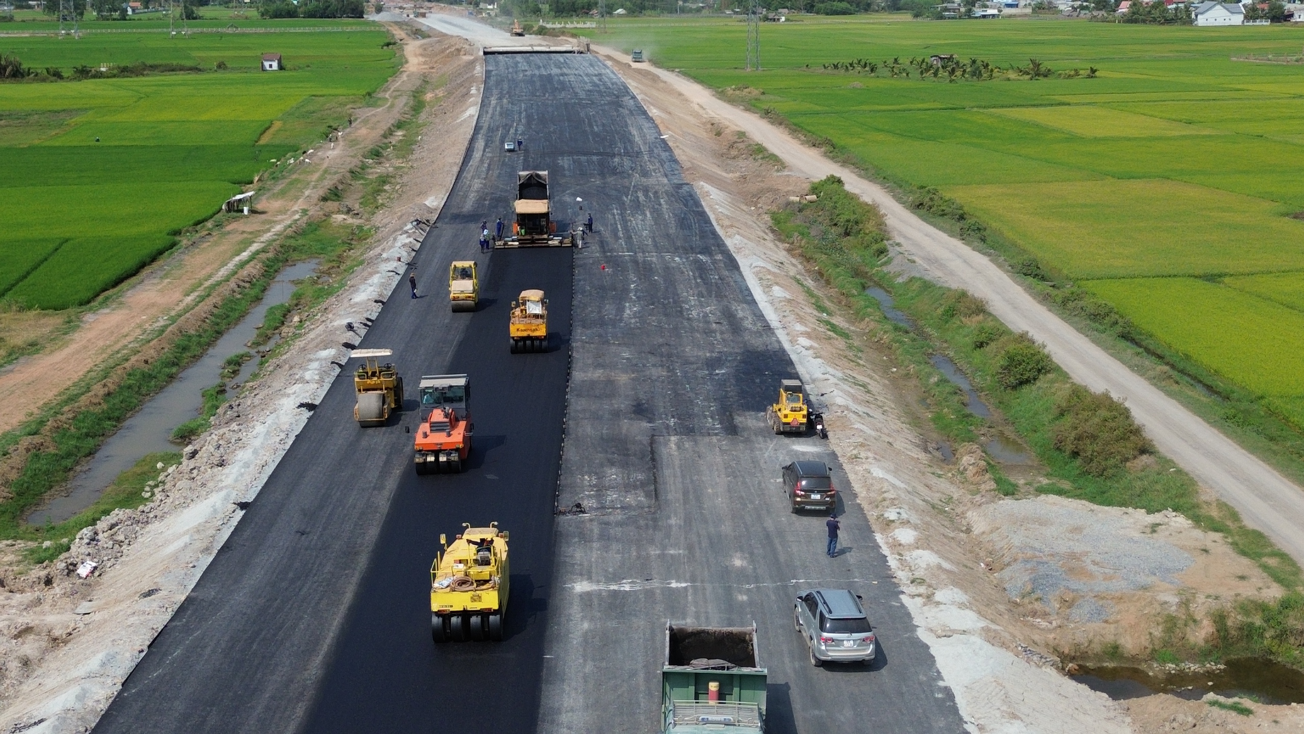 Sôi động công trường cao tốc Bến Lức - Long Thành ngày giáp Tết- Ảnh 6.