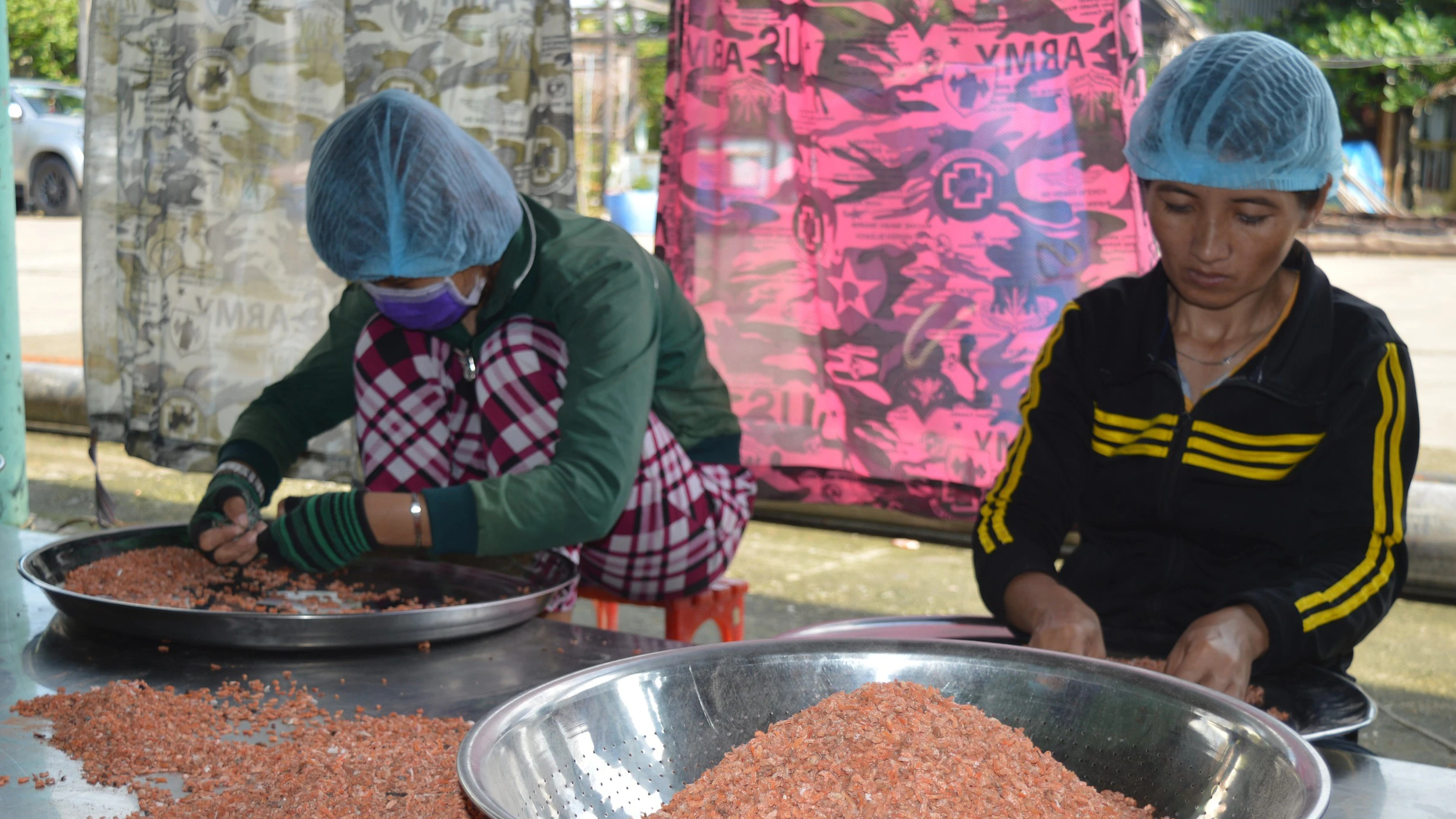 Độc đáo nghề làm tôm khô truyền thống đặc sản ở Cà Mau- Ảnh 3.