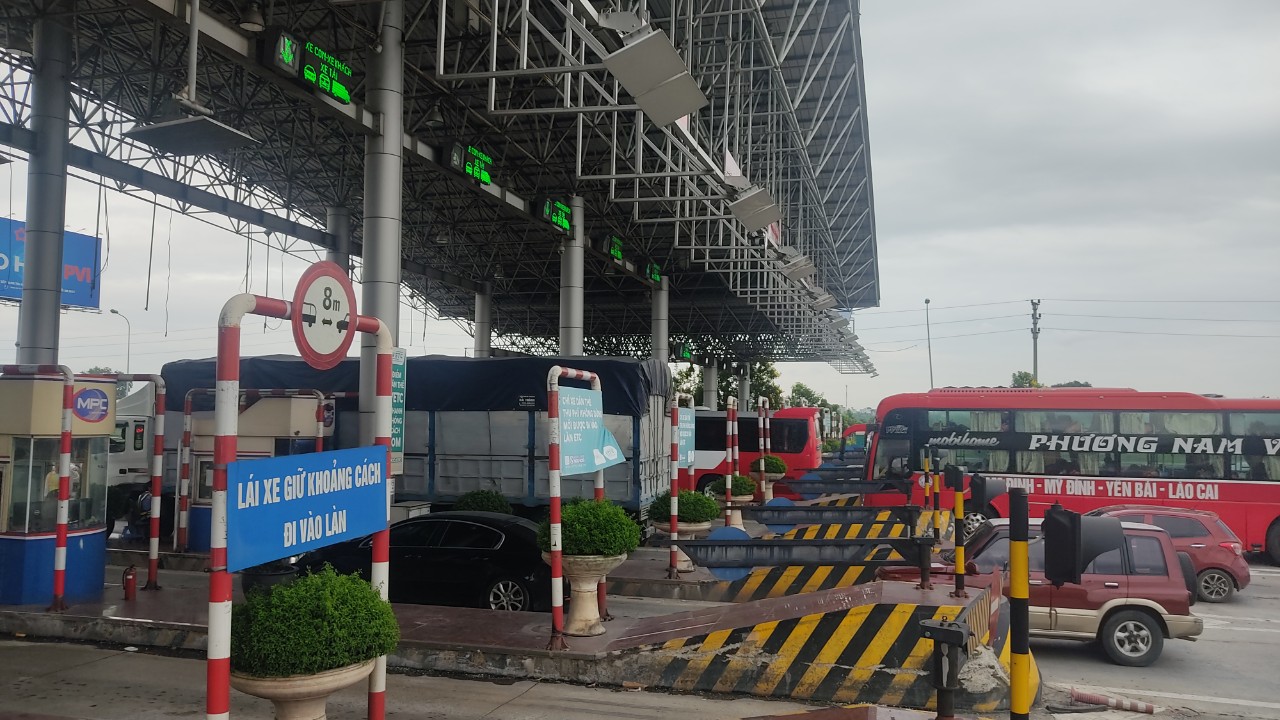 Hình ảnh giao thông ở hai trạm thu phí cửa ngõ Thủ đô chiều cuối trước nghỉ Tết- Ảnh 1.