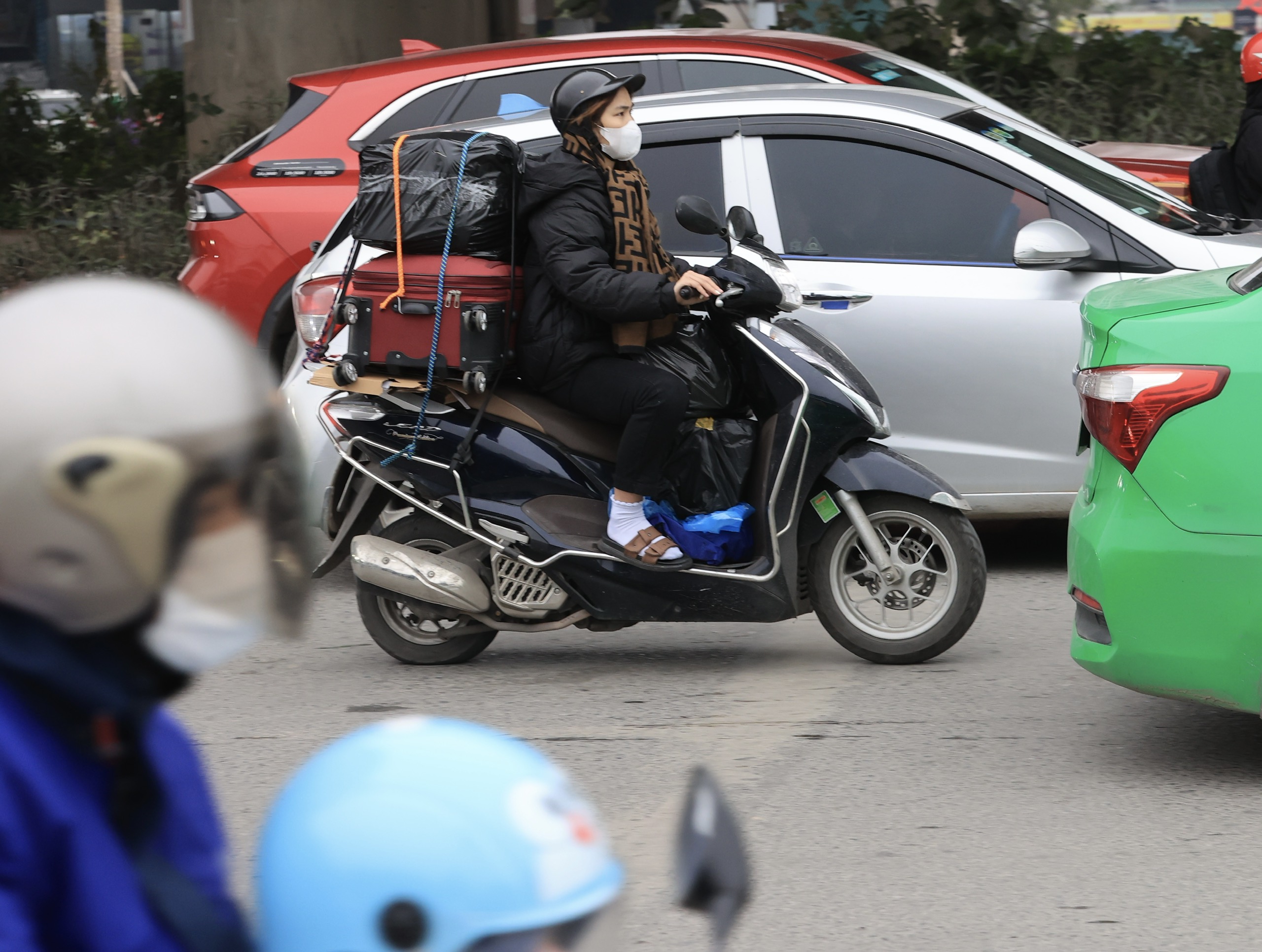 Người dân trùm kín mít, đi xe máy rời thủ đô về quê đón Tết- Ảnh 8.