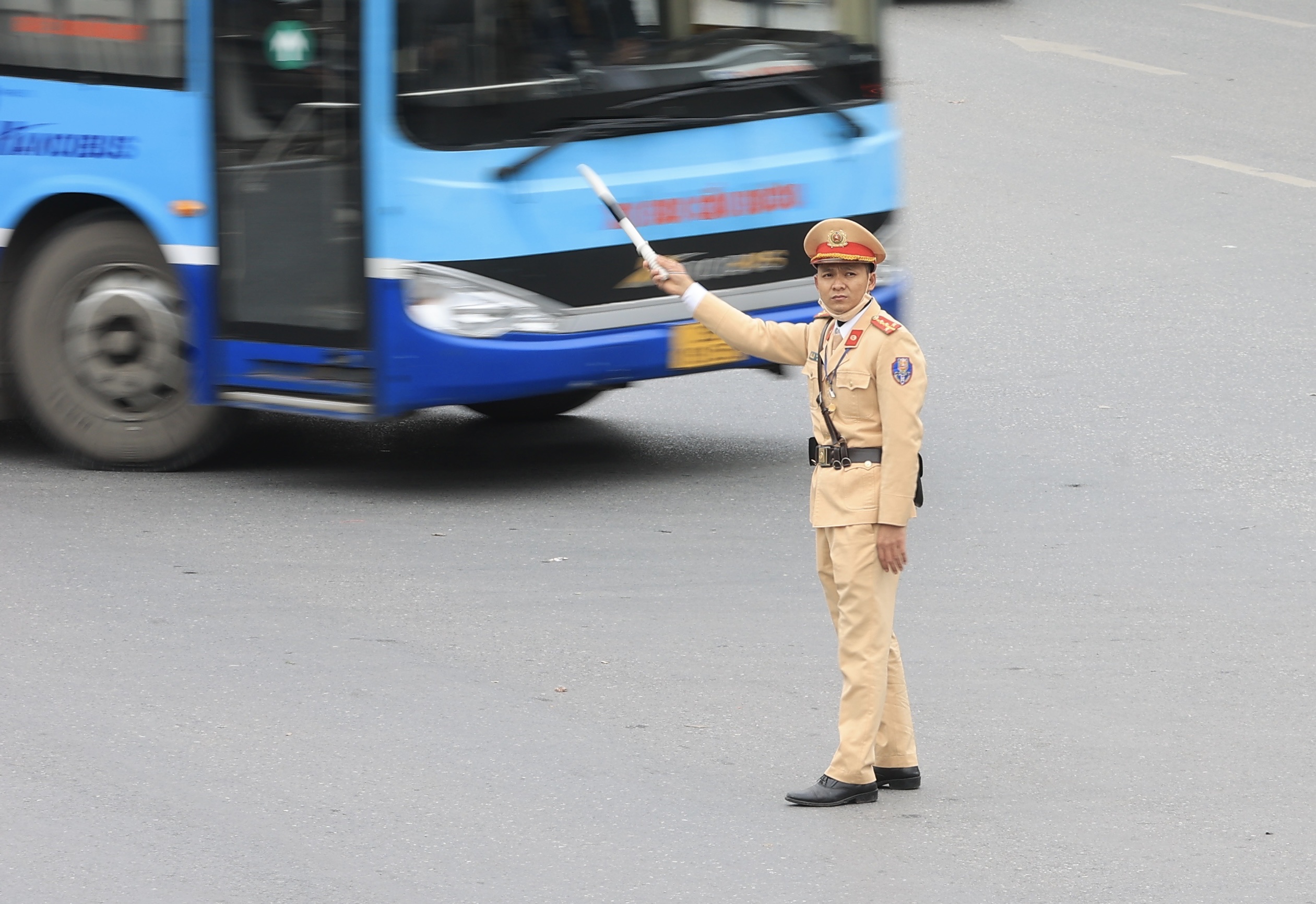 Ngày đầu nghỉ tết Nguyên đán, cửa ngõ Hà Nội vẫn ken đặc người xe - Ảnh 9.