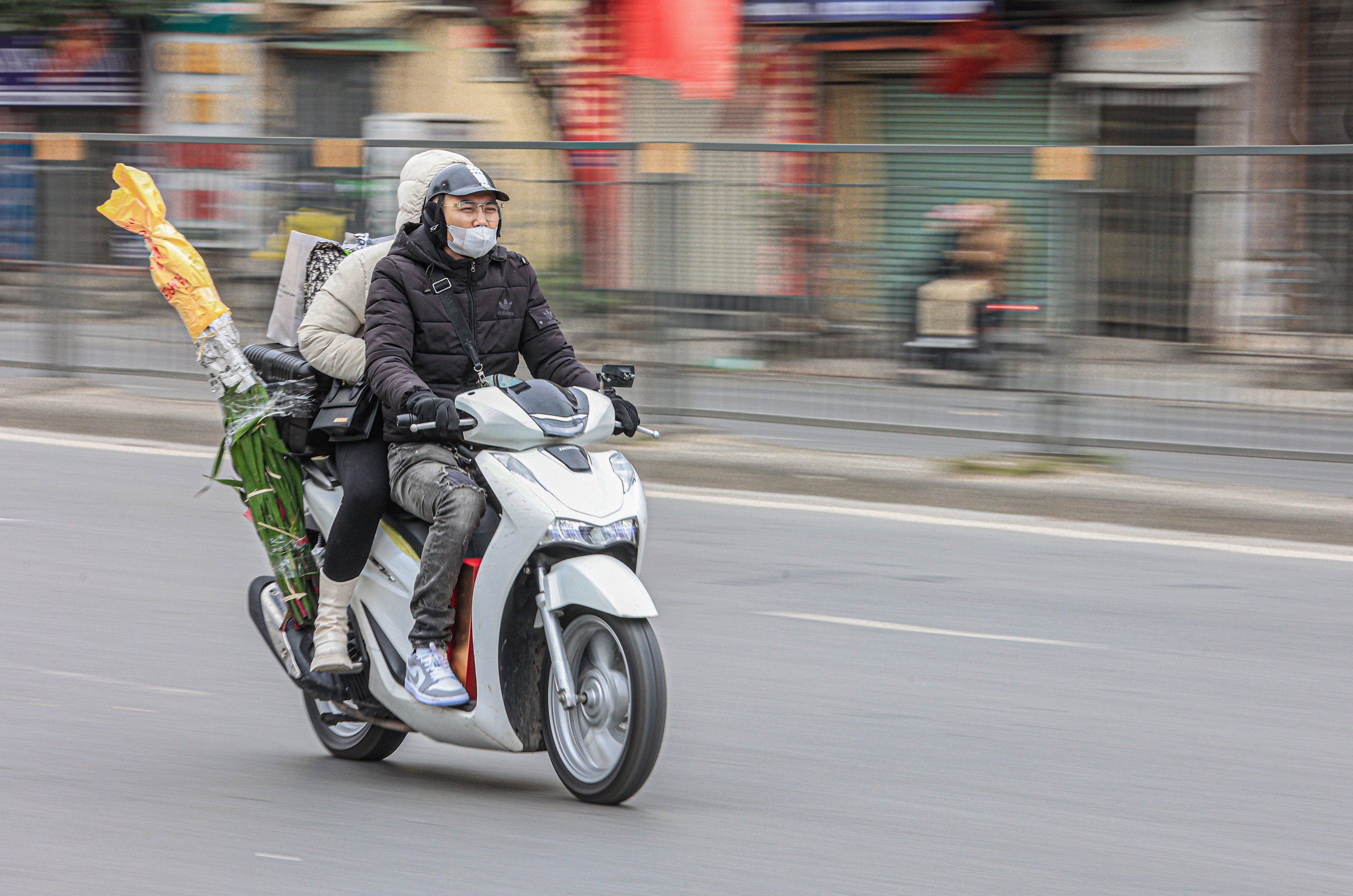 Người dân trùm kín mít, đi xe máy rời thủ đô về quê đón Tết- Ảnh 7.