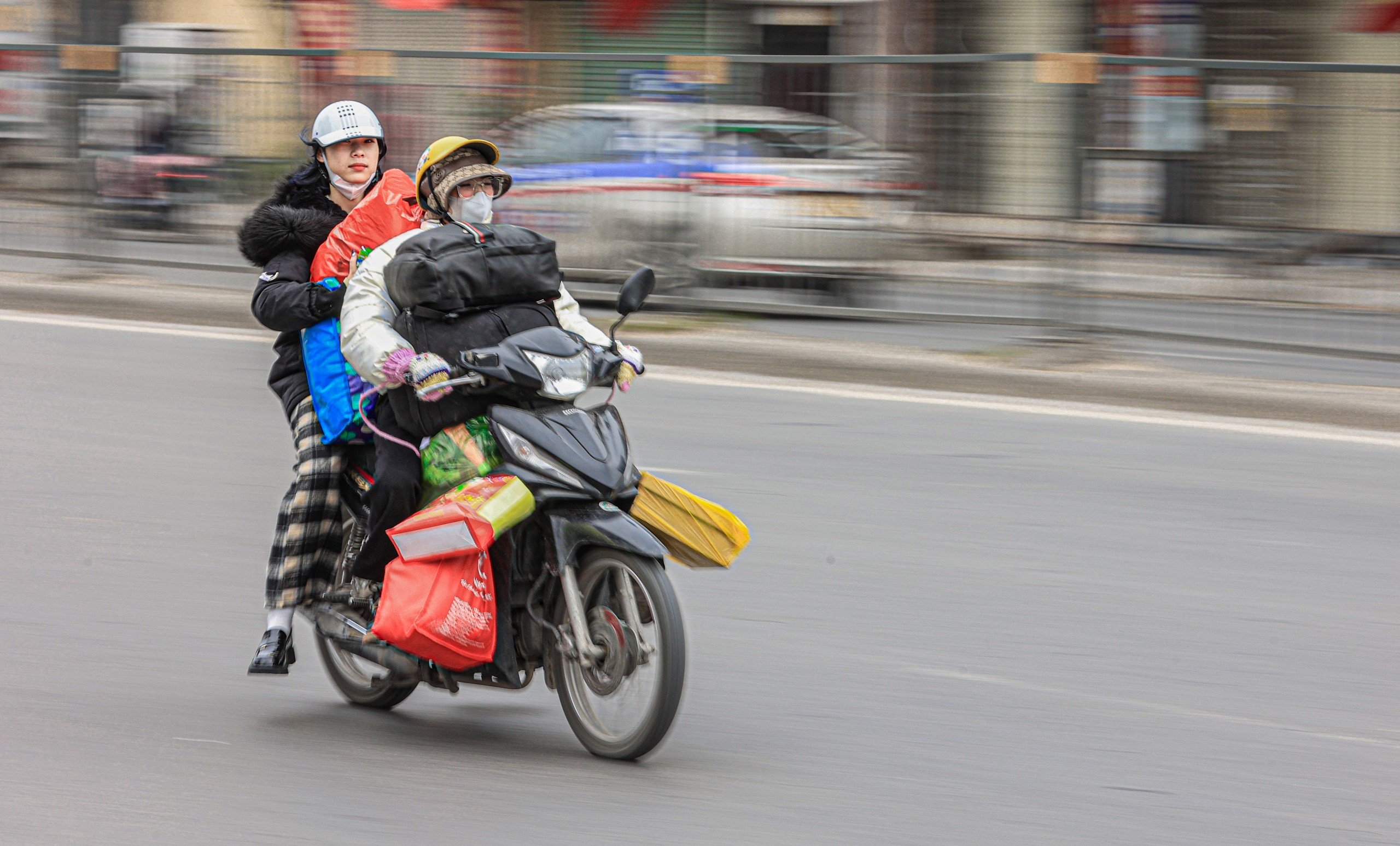 Người dân trùm kín mít, đi xe máy rời thủ đô về quê đón Tết- Ảnh 9.