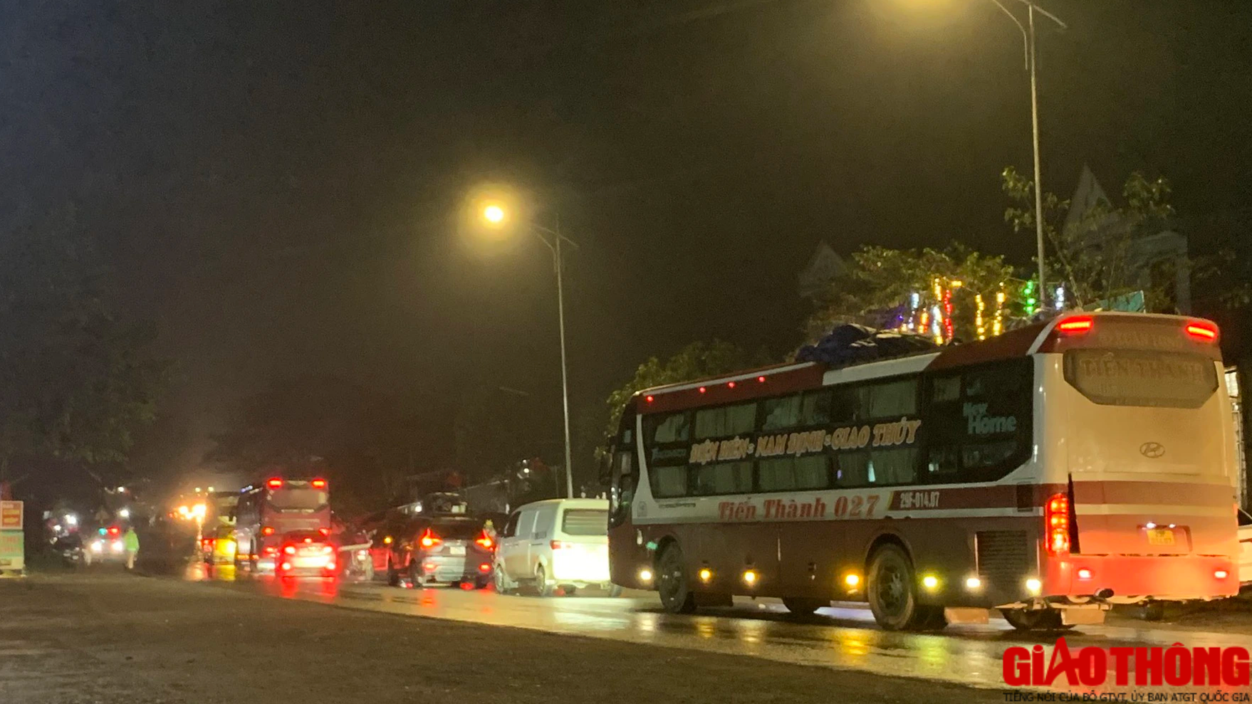 CSGT Hoà Bình xuyên đêm ứng trực trên quốc lộ 6, hỗ trợ người dân về quê ăn Tết- Ảnh 1.