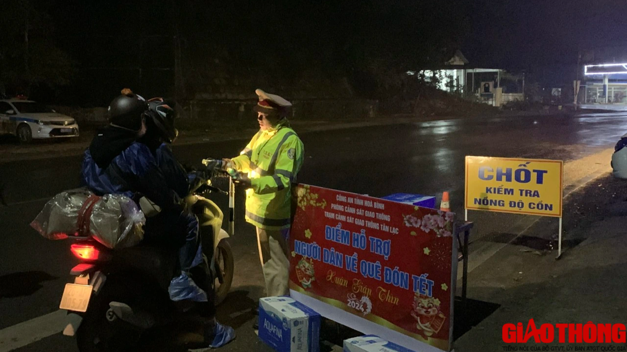CSGT Hoà Bình xuyên đêm ứng trực trên quốc lộ 6, hỗ trợ người dân về quê ăn Tết- Ảnh 4.