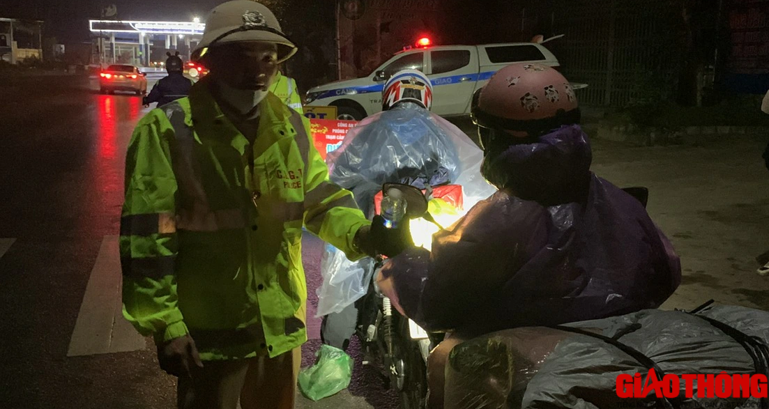 CSGT Hoà Bình xuyên đêm ứng trực trên quốc lộ 6, hỗ trợ người dân về quê ăn Tết- Ảnh 11.