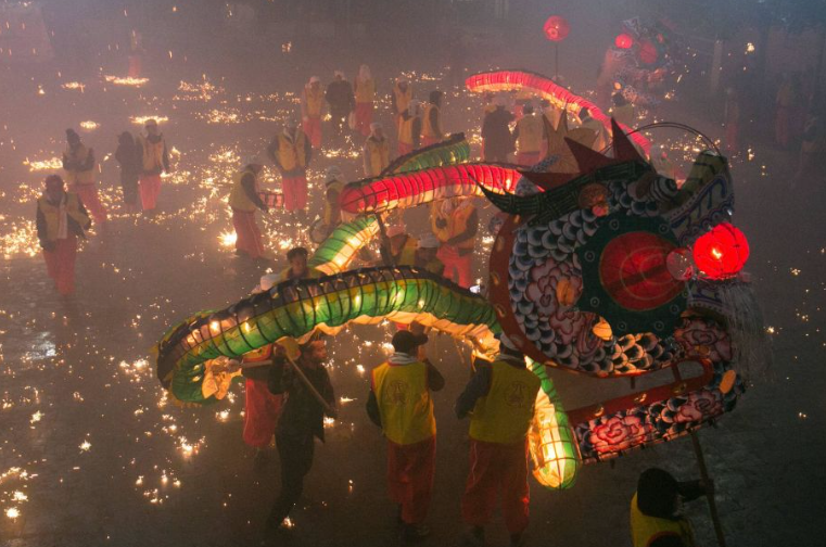 Những màn trình diễn múa rồng lửa rực rỡ sắc màu tại Trung Quốc dịp Tết Nguyên đán- Ảnh 5.