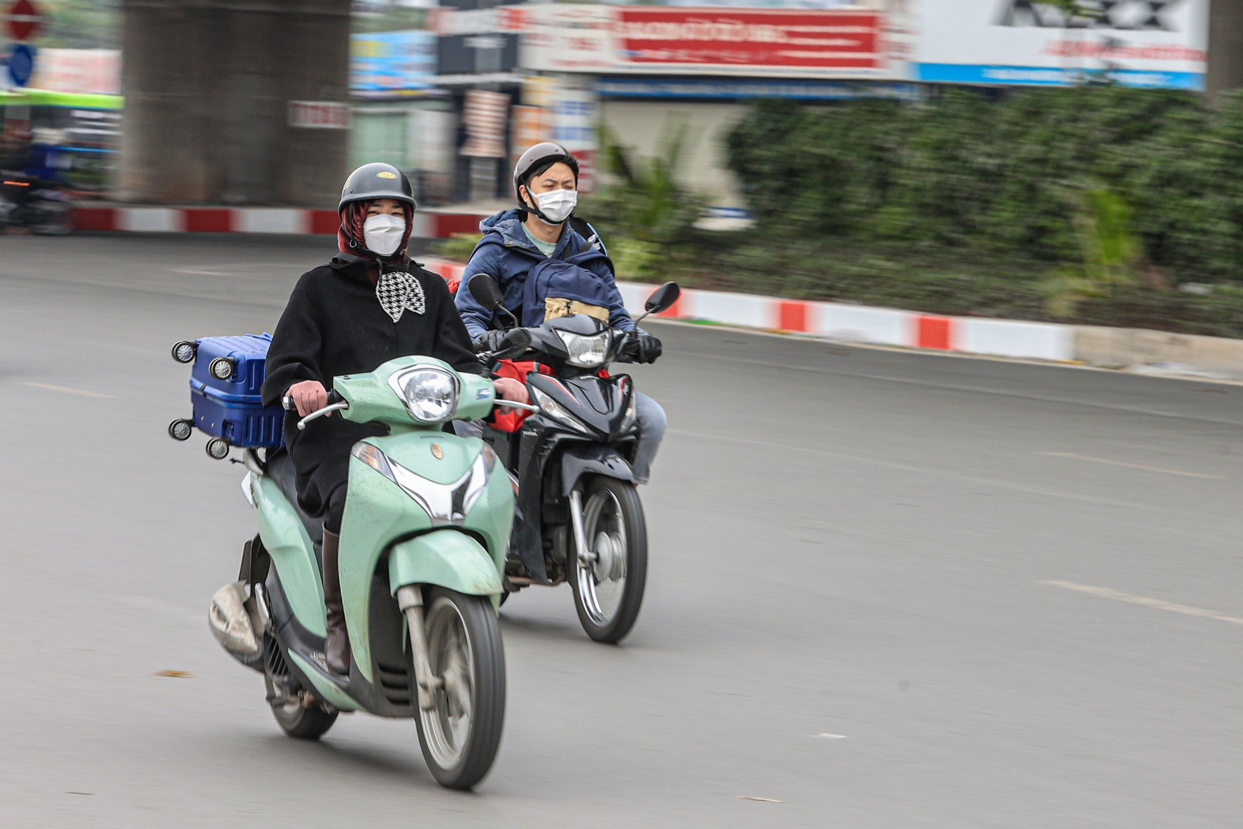 Người dân trùm kín mít, đi xe máy rời thủ đô về quê đón Tết- Ảnh 5.