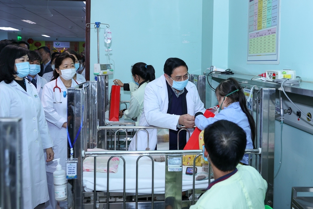 Thủ tướng xúc động, chia sẻ với các bác sĩ bệnh nhân phải làm việc, điều trị xuyên Tết - Ảnh 6.