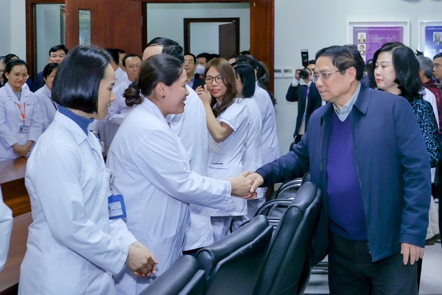 Thủ tướng xúc động, chia sẻ với các bác sĩ bệnh nhân phải làm việc, điều trị xuyên Tết - Ảnh 9.