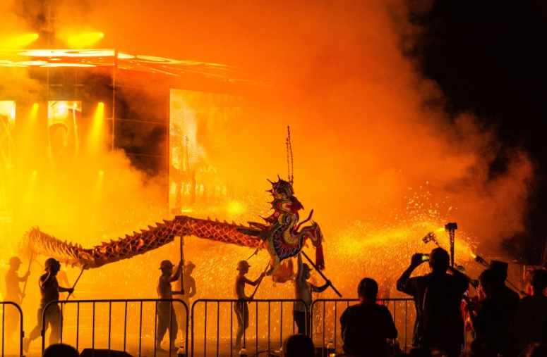 Những màn trình diễn múa rồng lửa rực rỡ sắc màu tại Trung Quốc dịp Tết Nguyên đán- Ảnh 2.