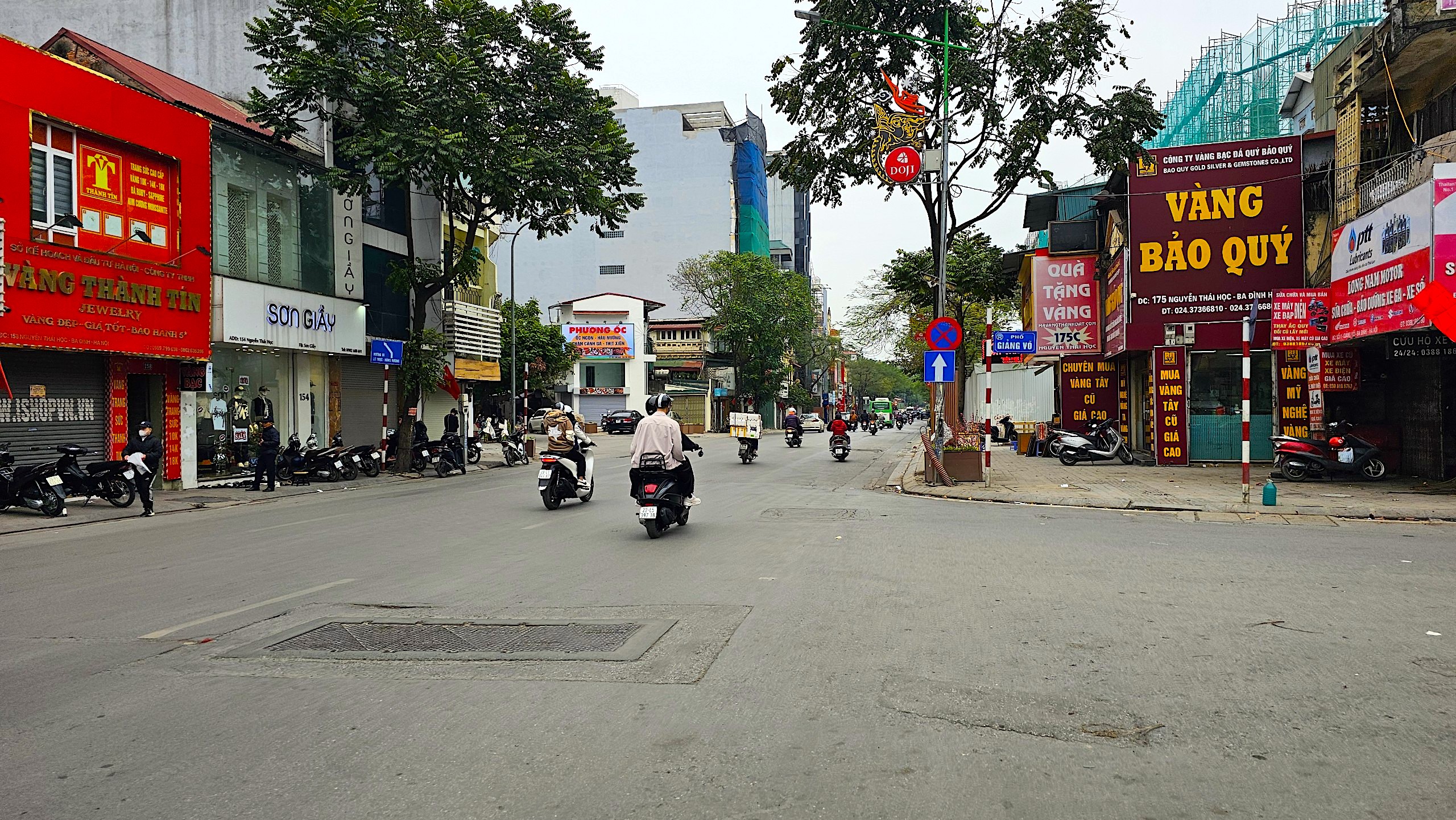 Đường phố Hà Nội vắng lặng ngày 30 Tết- Ảnh 1.