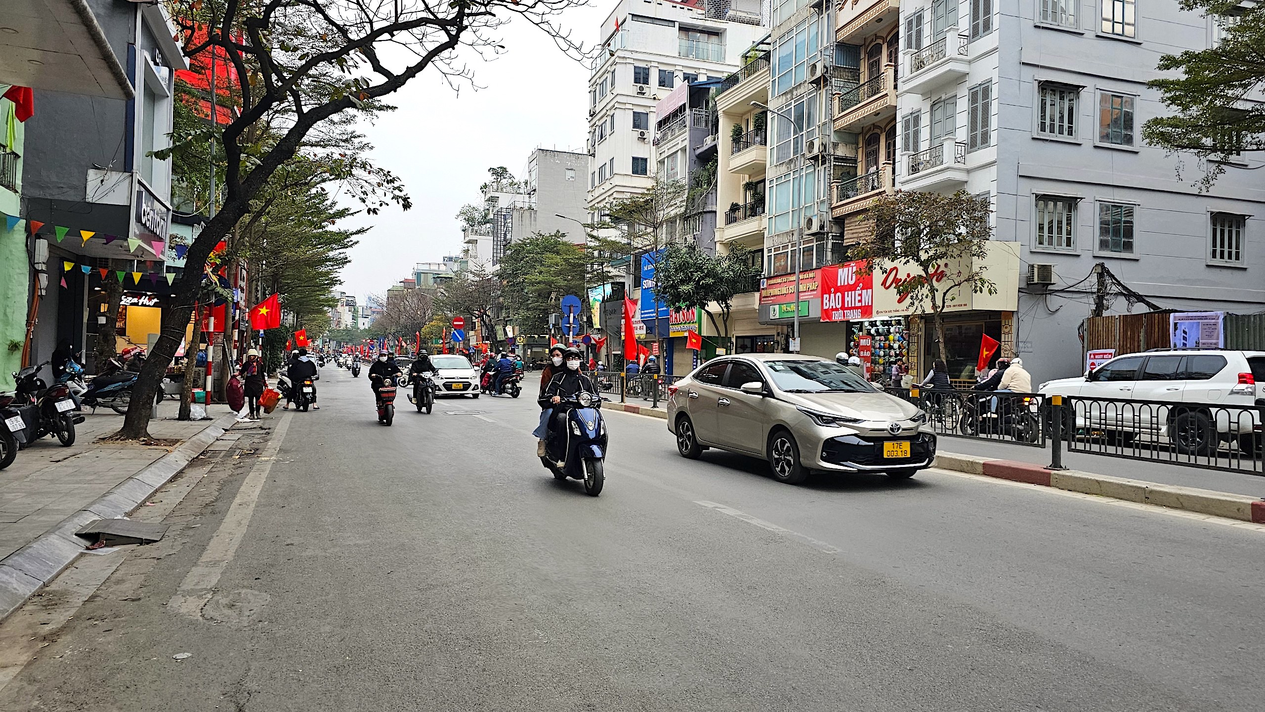 Đường phố Hà Nội vắng lặng ngày 30 Tết- Ảnh 3.