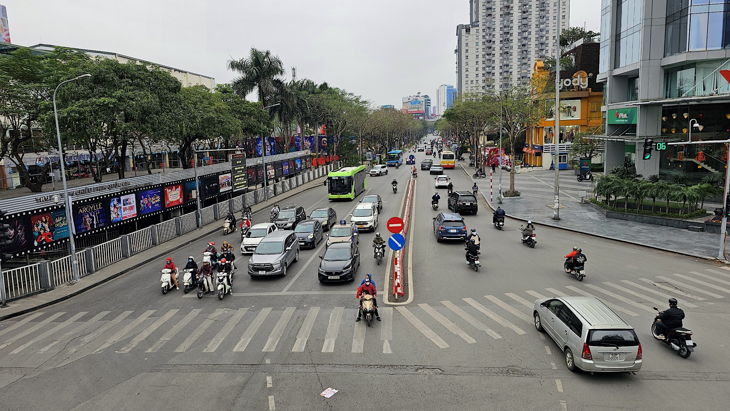 Đường phố Hà Nội vắng lặng ngày 30 Tết- Ảnh 7.