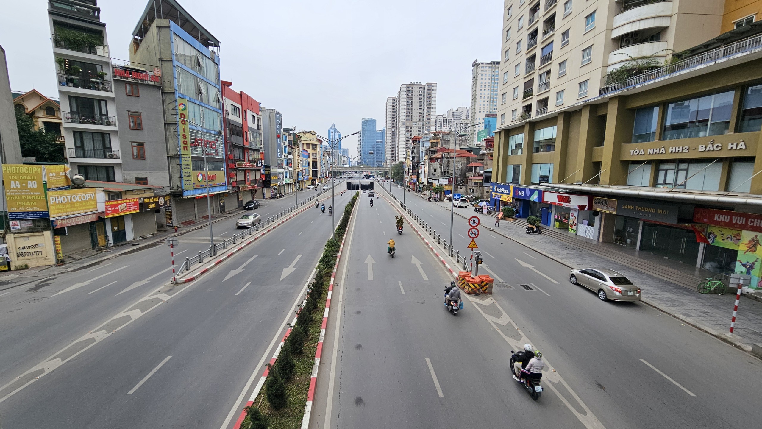Đường phố Hà Nội vắng lặng ngày 30 Tết- Ảnh 9.