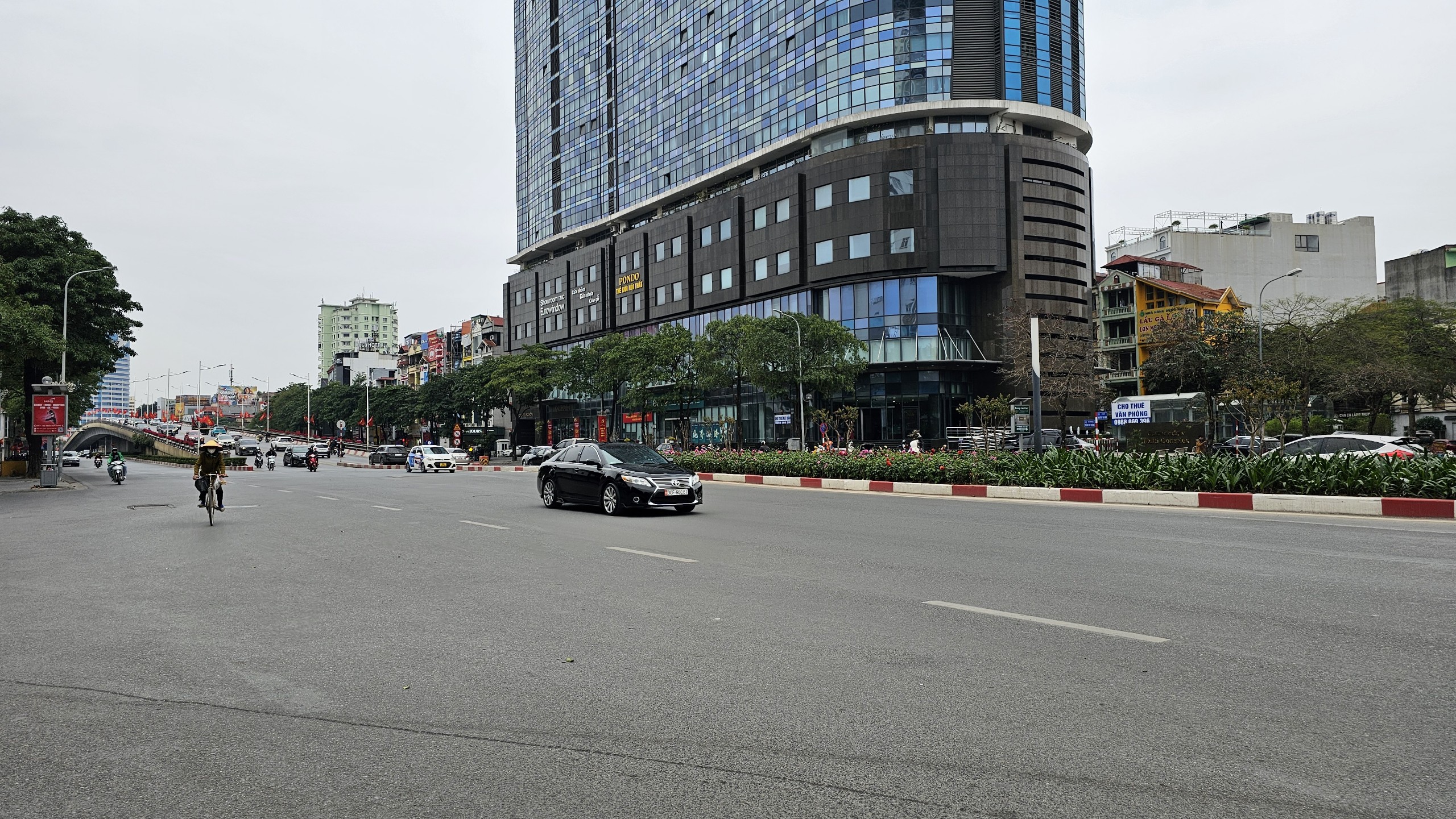 Đường phố Hà Nội vắng lặng ngày 30 Tết- Ảnh 10.