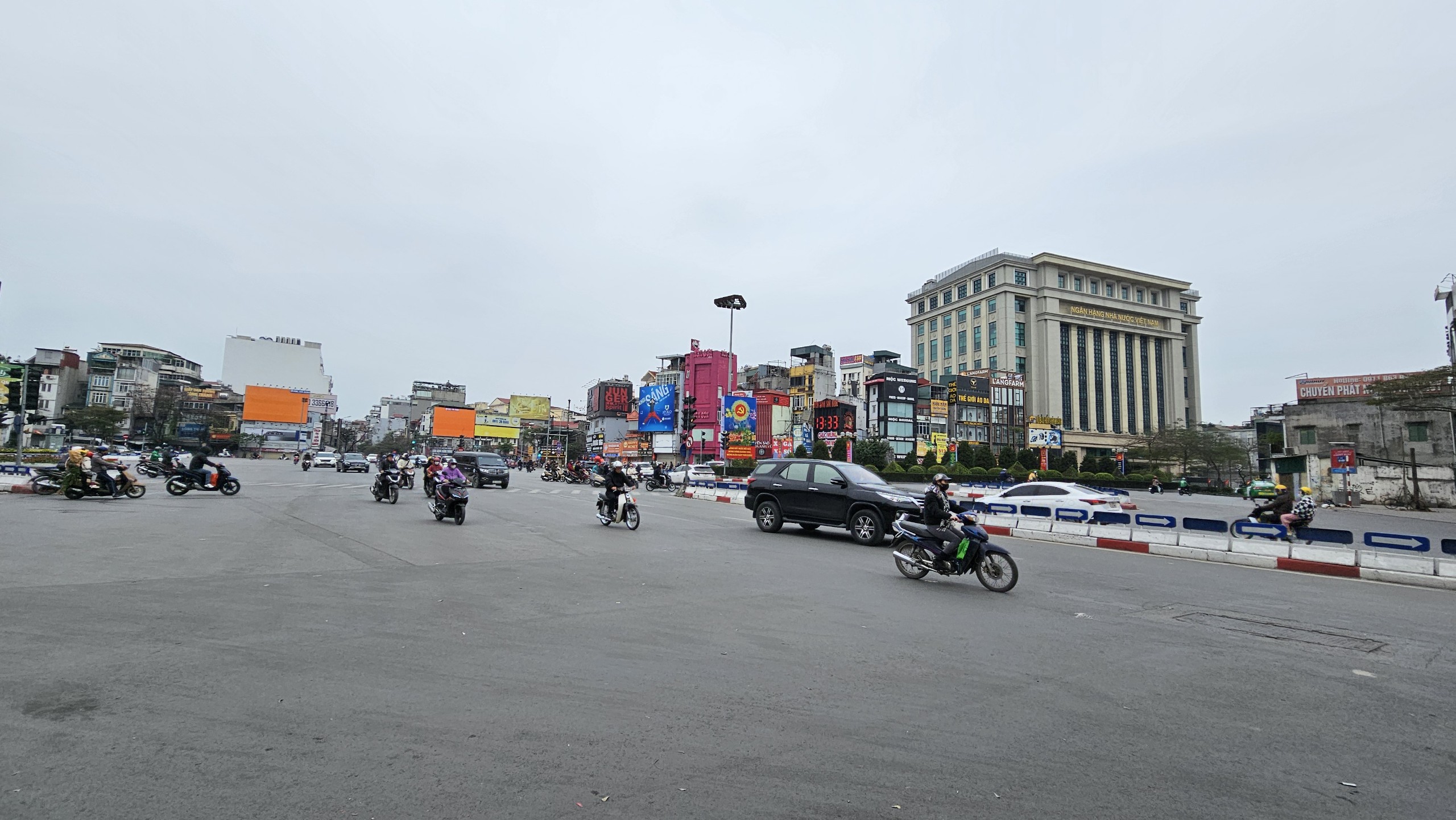Đường phố Hà Nội vắng lặng ngày 30 Tết- Ảnh 2.