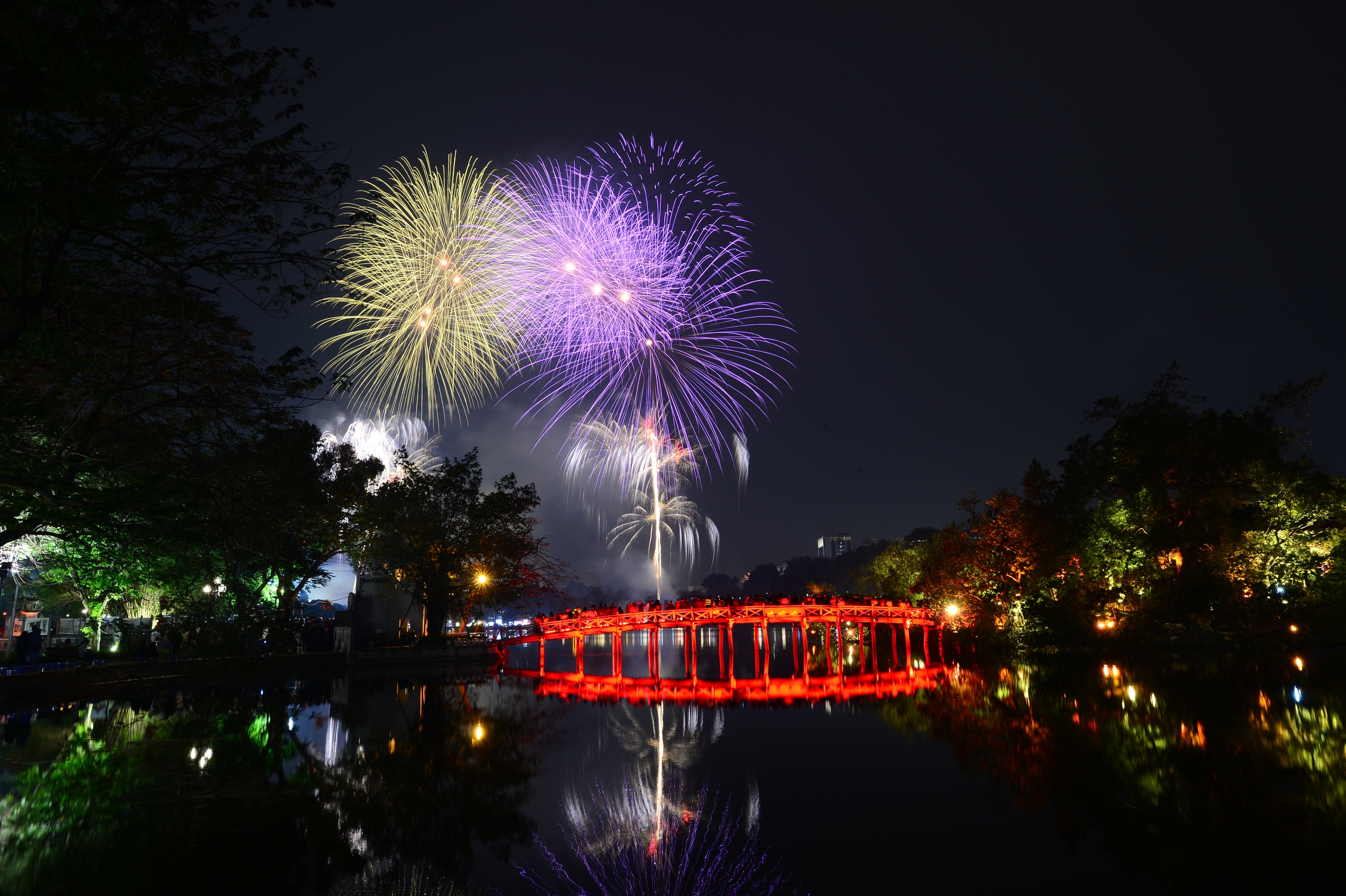 Chiêm ngưỡng màn pháo hoa lung linh sắc màu trong đêm giao thừa bên hồ Gươm- Ảnh 3.