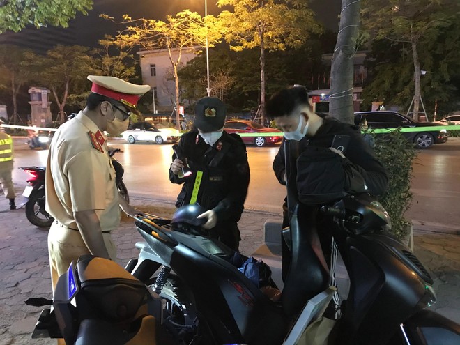 Cảnh sát Hà Nội hóa trang chống quái xế gây rối đêm giao thừa- Ảnh 1.