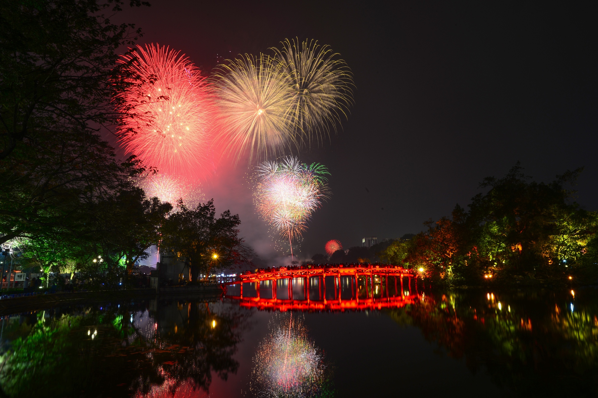 Chiêm ngưỡng màn pháo hoa lung linh sắc màu trong đêm giao thừa bên hồ Gươm- Ảnh 2.