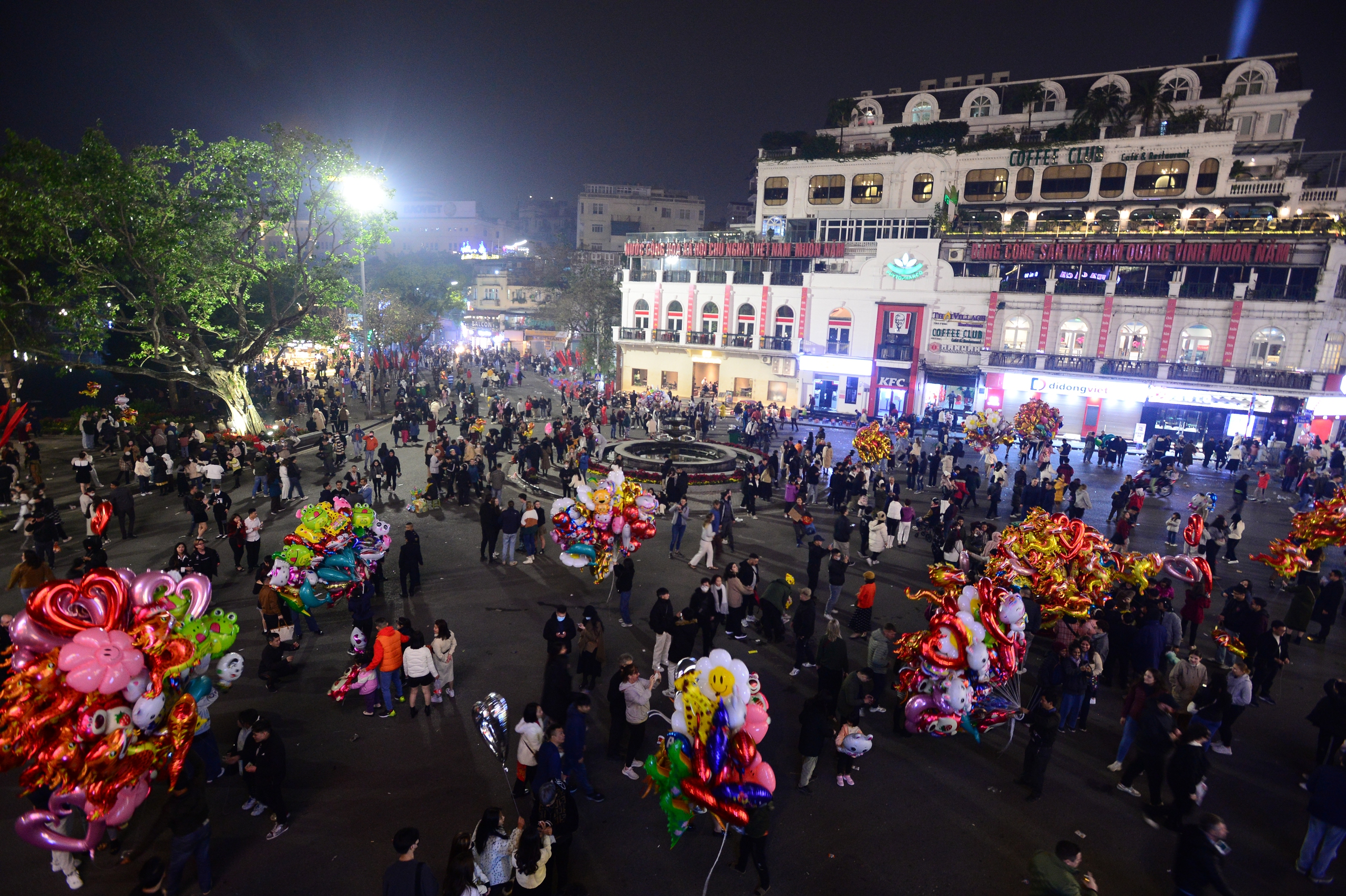 Chiêm ngưỡng màn pháo hoa lung linh sắc màu trong đêm giao thừa bên hồ Gươm- Ảnh 1.