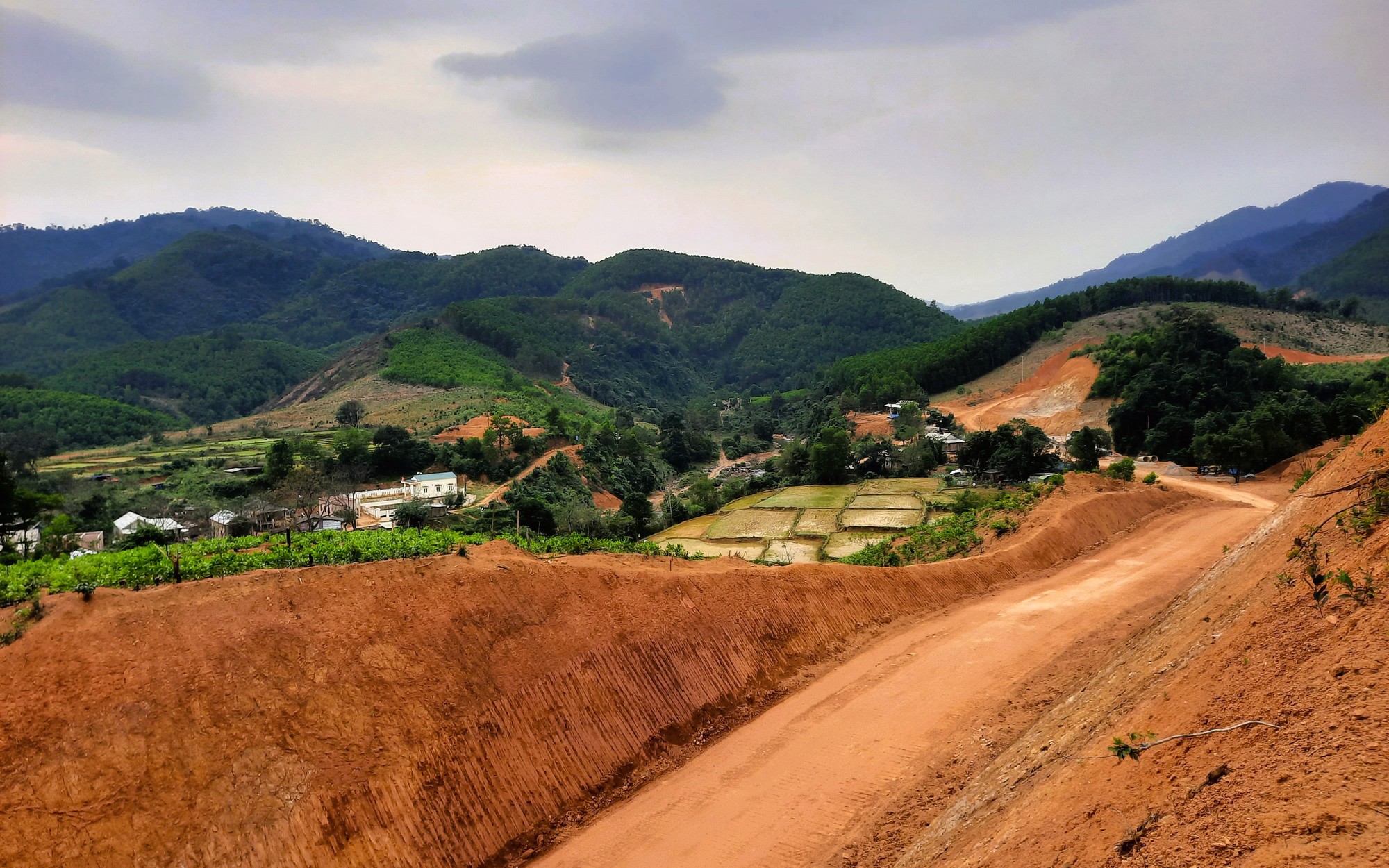 Tuyến nối 2 nh&aacute;nh đường Hồ Ch&iacute; Minh ở Quảng Trị đang thi c&ocirc;ng thế n&agrave;o?