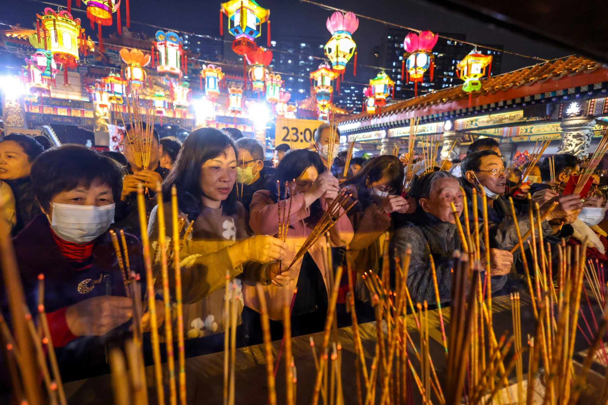 Dòng người ùn ùn đổ về các ngôi đền và chùa ở Hồng Kông, thực hiện nghi lễ thắp nén hương đầu tiên chào đón năm mới Giáp Thìn 2024. (Ảnh: SCMP)
