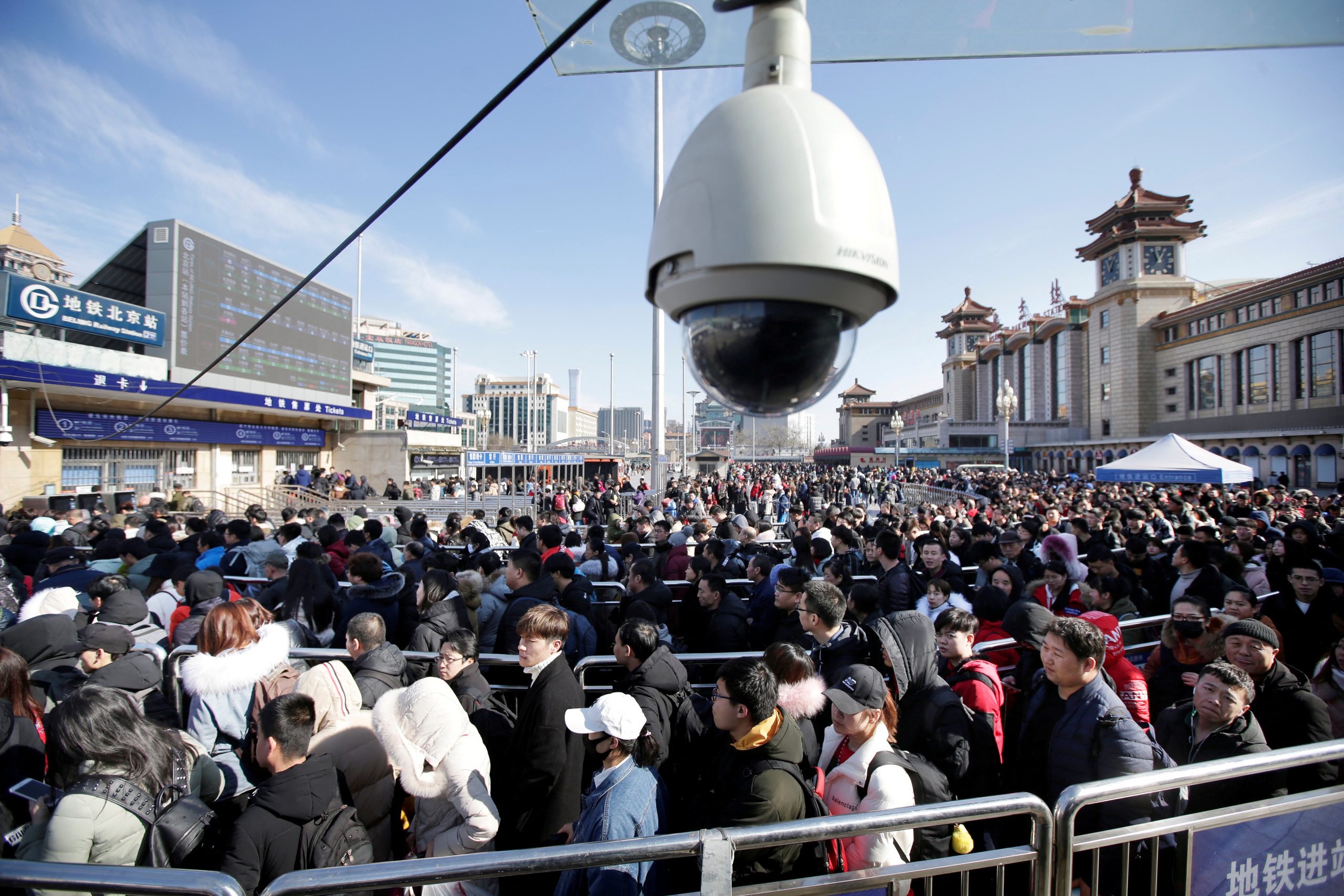 Người dân xếp hàng trước ga tàu tại thủ đô Bắc Kinh (Trung Quốc). (Ảnh: Reuters)