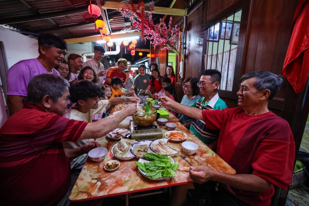 Các gia đình gốc Hoa ở bang Penang cùng nhau đoàn tụ đón Giao thừa năm mới. Đây là một trong những khu vực tập trung nhiều người gốc Hoa nhất tại Malaysia. (Ảnh: Malay Mail)