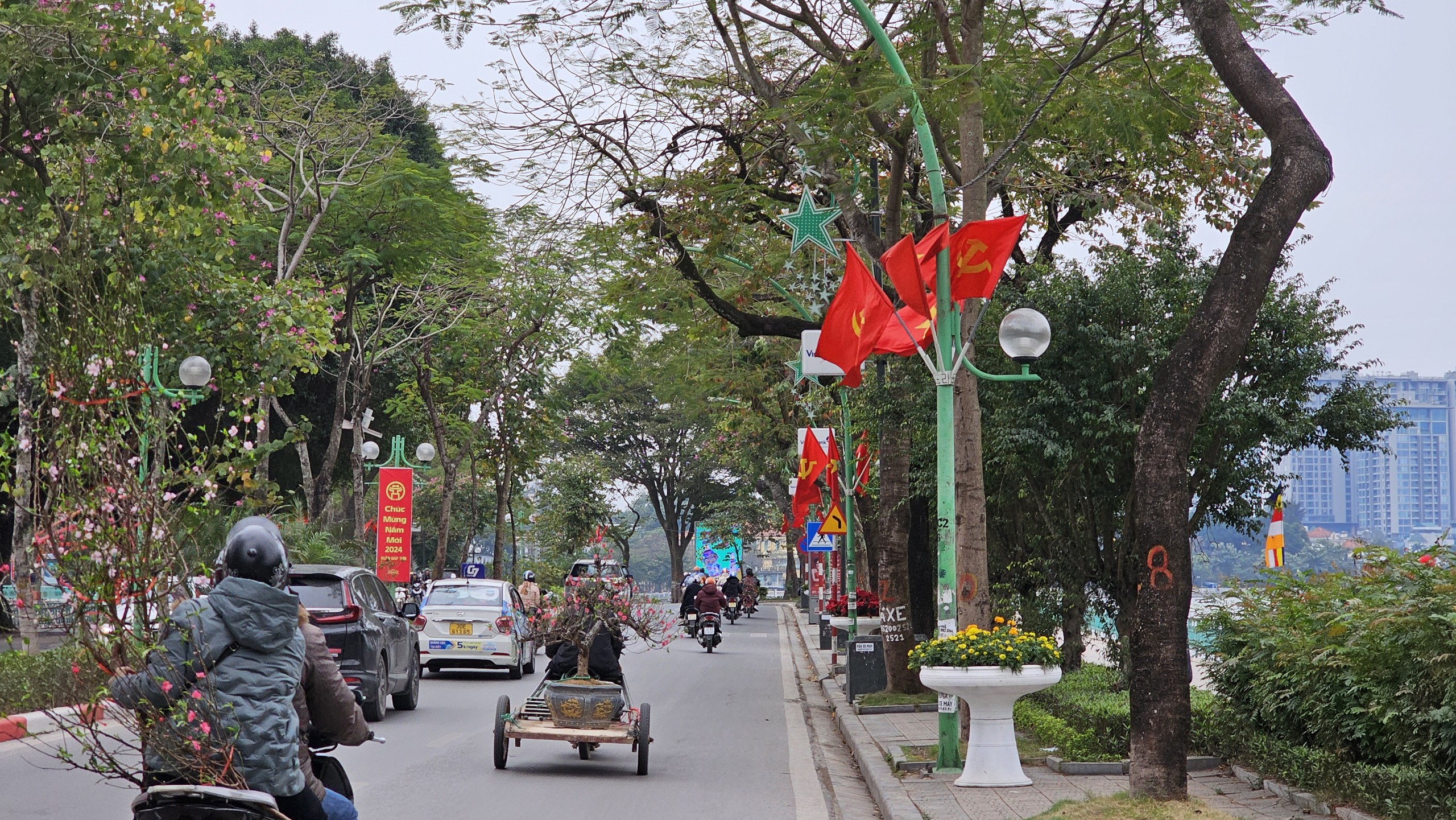 Pháo hoa ở hồ Gươm sẵn sàng, đường phố Hà Nội trang hoàng đón Tết- Ảnh 14.