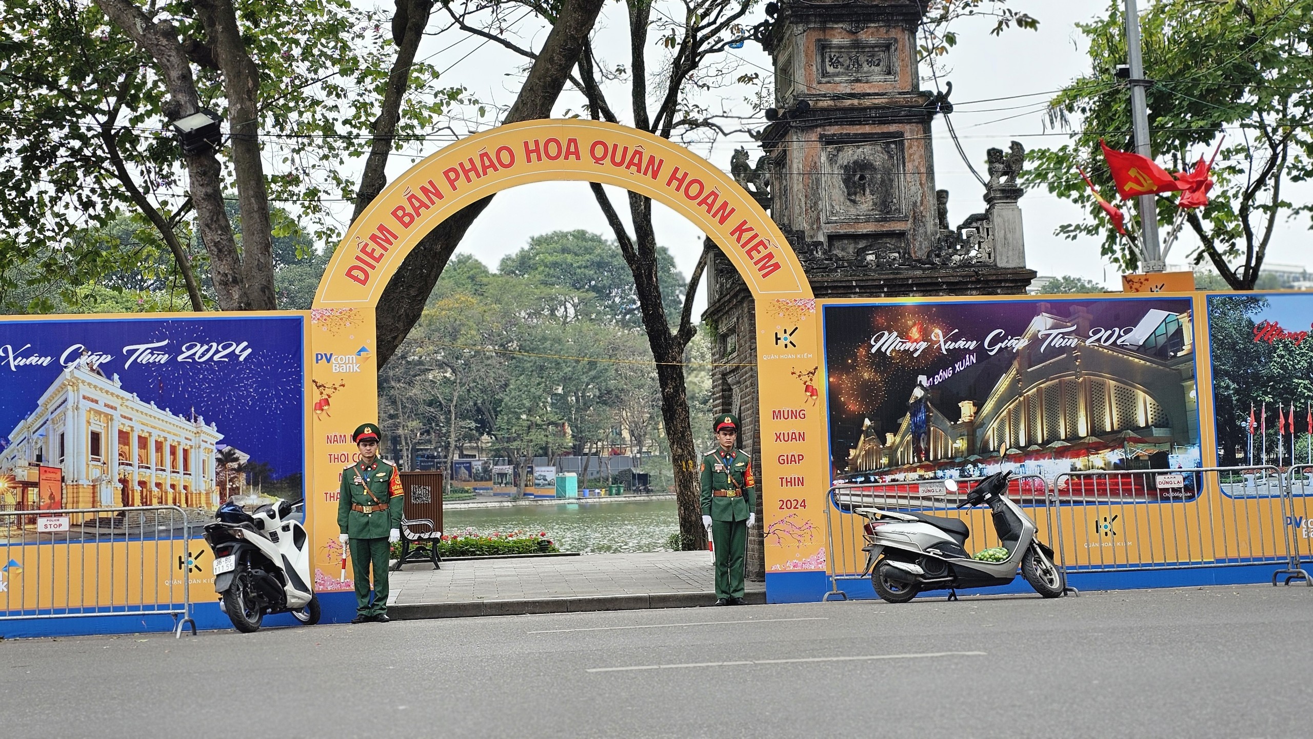 Pháo hoa ở hồ Gươm sẵn sàng, đường phố Hà Nội trang hoàng đón Tết- Ảnh 1.