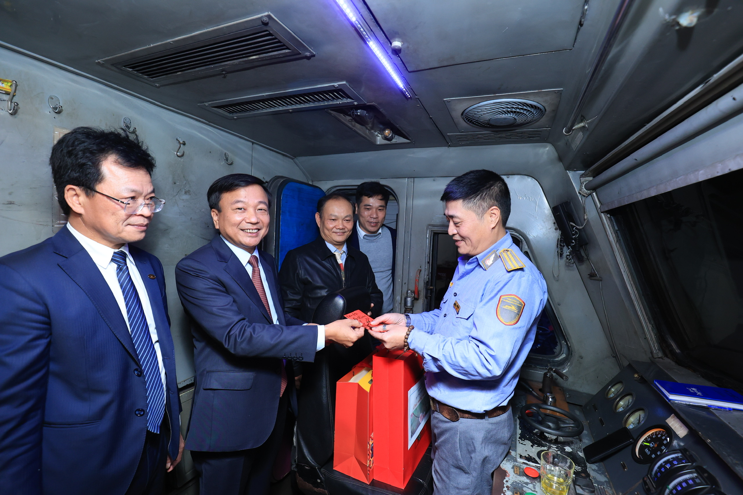 Thứ trưởng Nguyễn Danh Huy lì xì khách đi chuyến tàu cuối năm- Ảnh 6.