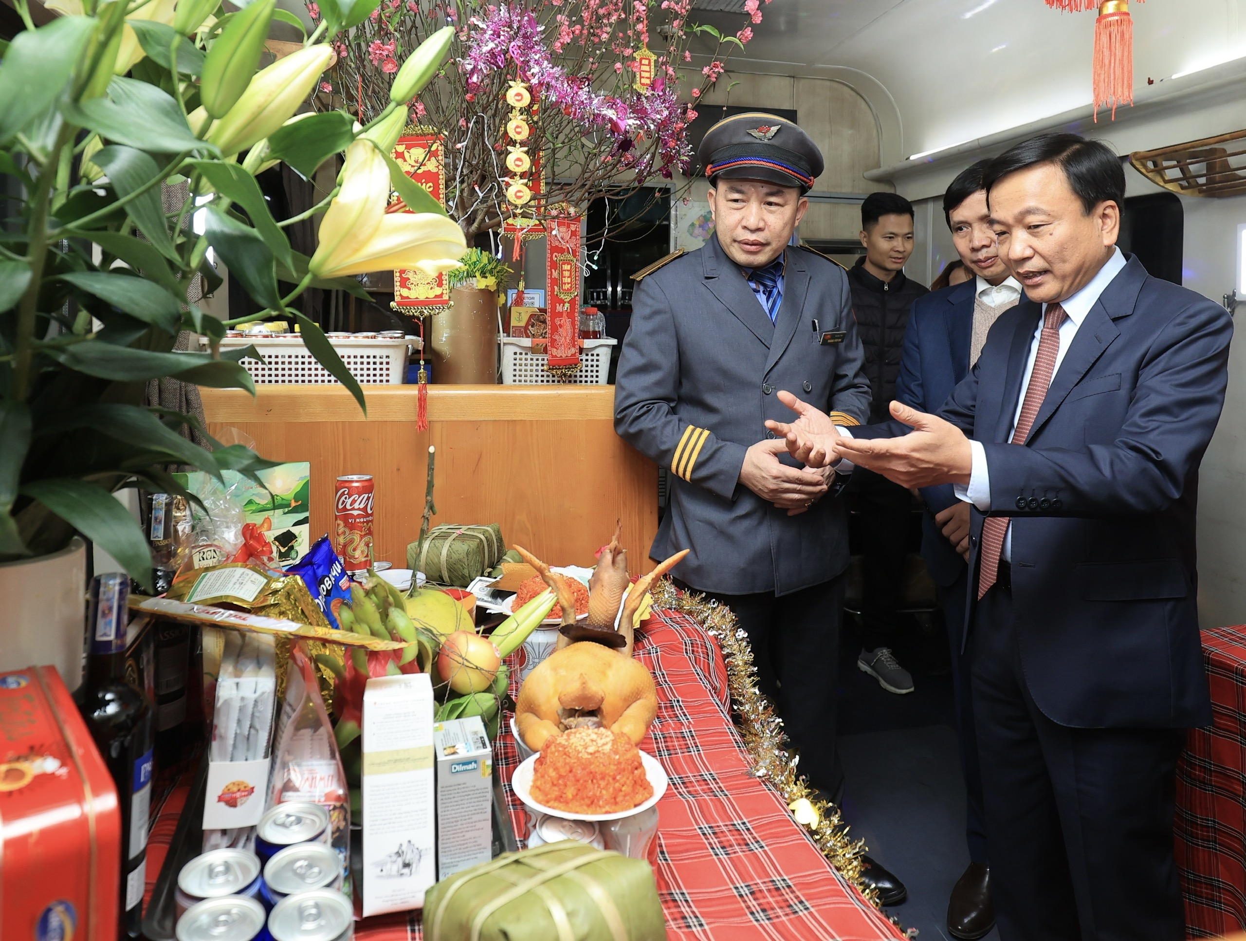 Thứ trưởng Nguyễn Danh Huy lì xì khách đi chuyến tàu cuối năm- Ảnh 8.