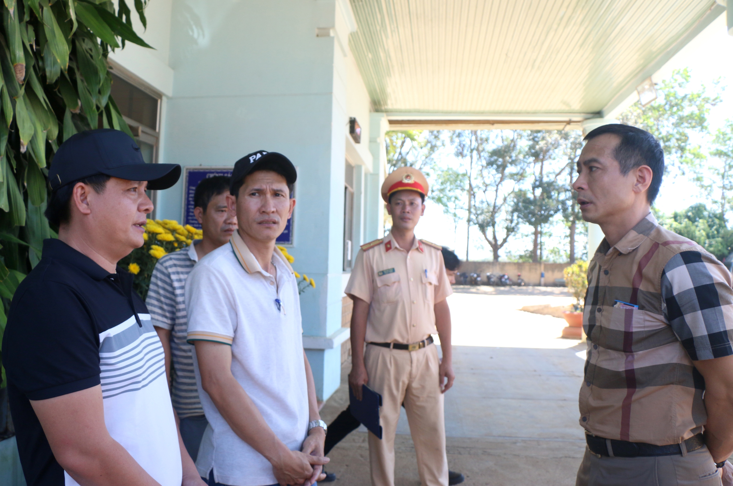 Phó giám đốc Công an tỉnh Đắk Lắk trực tiếp kiểm tra, xử lý xe quá tải- Ảnh 1.