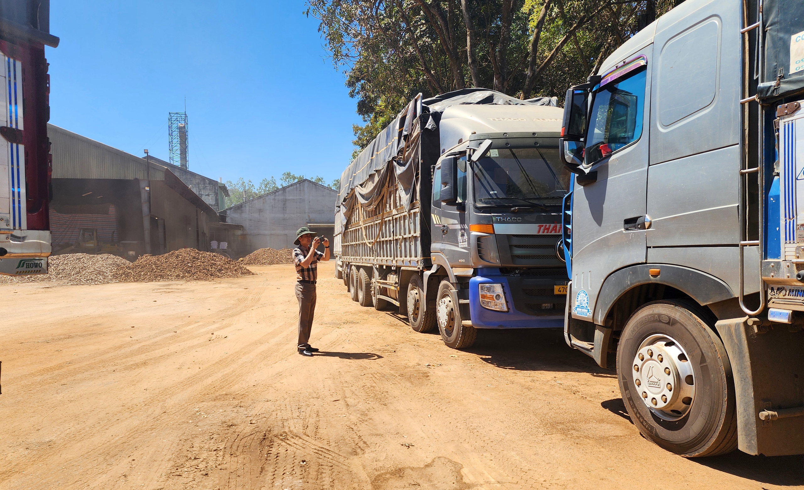 Phó giám đốc Công an tỉnh Đắk Lắk trực tiếp kiểm tra, xử lý xe quá tải- Ảnh 3.