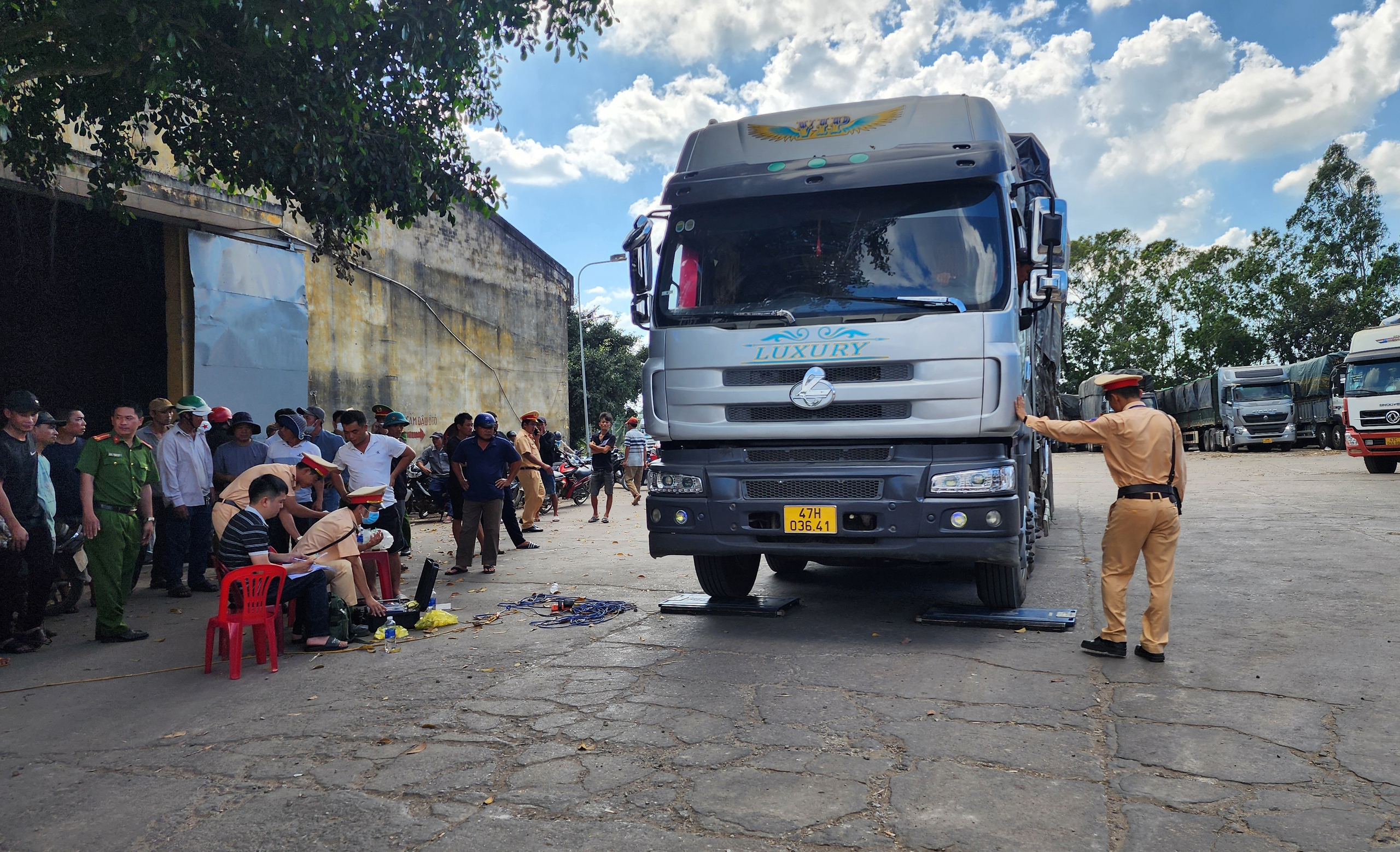 Phó giám đốc Công an tỉnh Đắk Lắk trực tiếp kiểm tra, xử lý xe quá tải- Ảnh 5.
