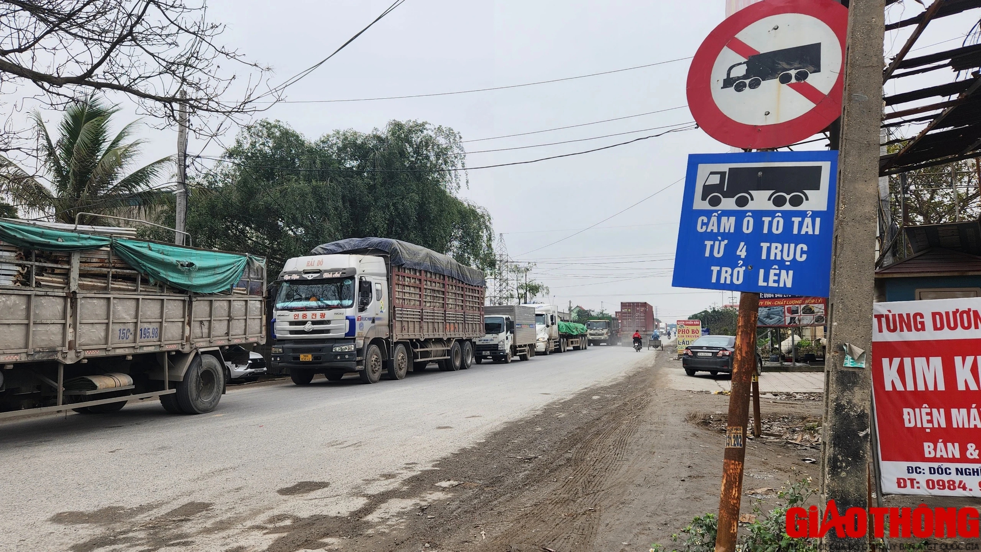 Bất chấp biển cấm, xe tải khủng vô tư quần thảo đường tỉnh ở Hưng Yên- Ảnh 1.