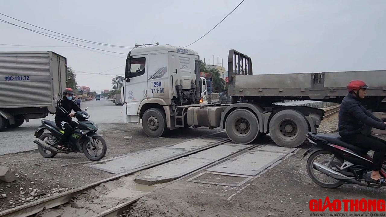 Bất chấp biển cấm, xe tải khủng vô tư quần thảo đường tỉnh ở Hưng Yên- Ảnh 7.