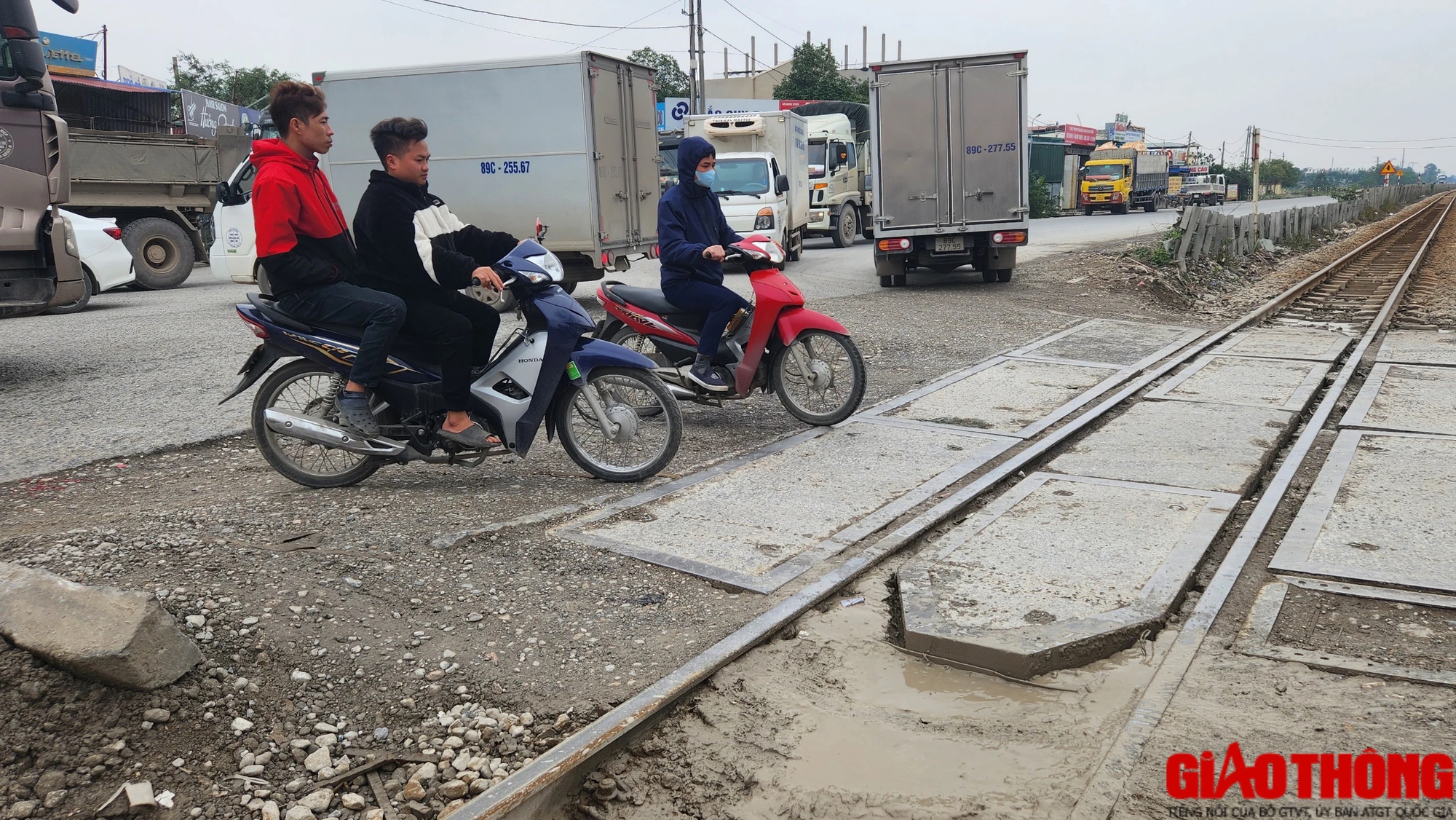 Bất chấp biển cấm, xe tải khủng vô tư quần thảo đường tỉnh ở Hưng Yên- Ảnh 9.