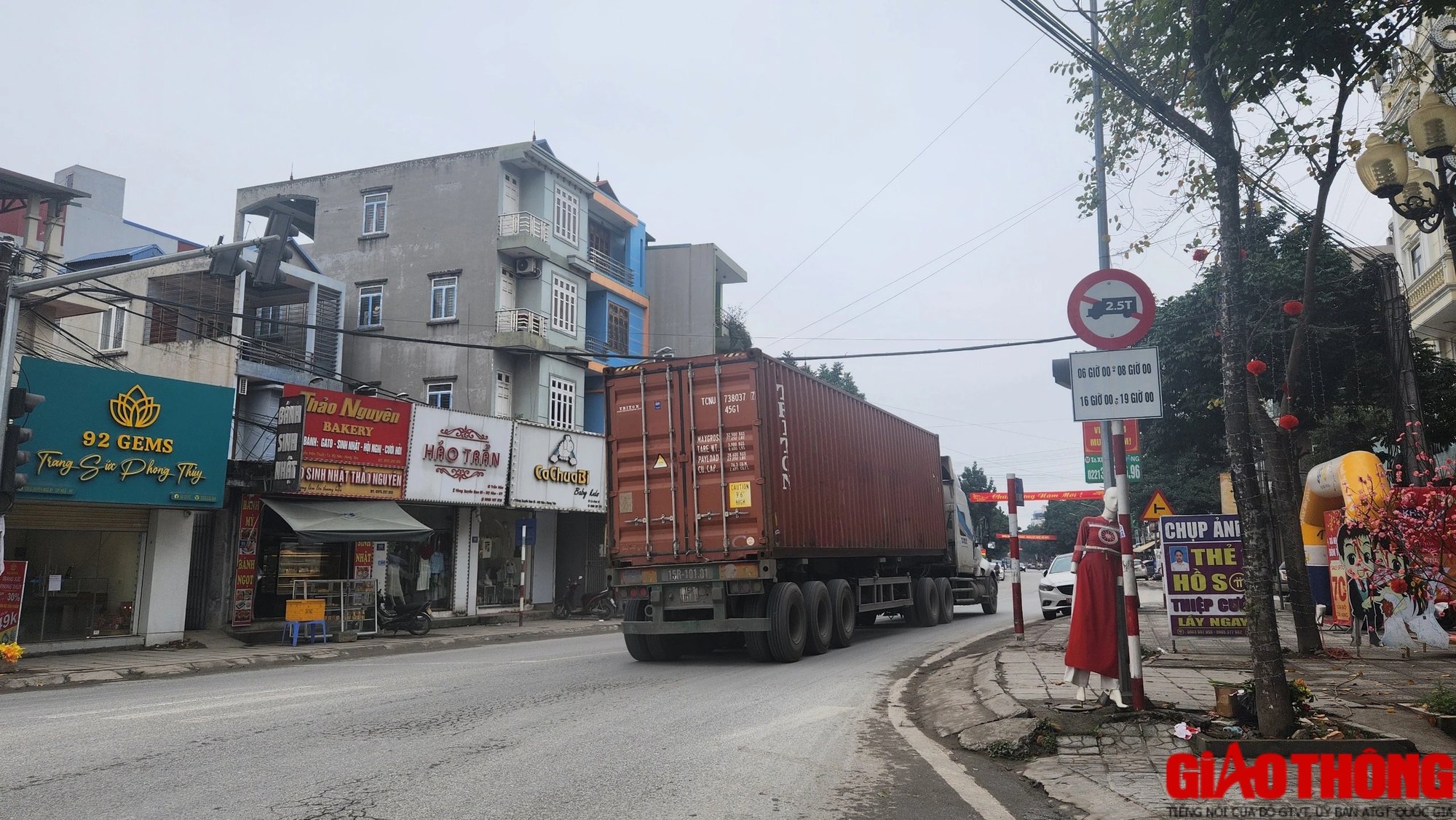 Bất chấp biển cấm, xe tải khủng vô tư quần thảo đường tỉnh ở Hưng Yên- Ảnh 11.